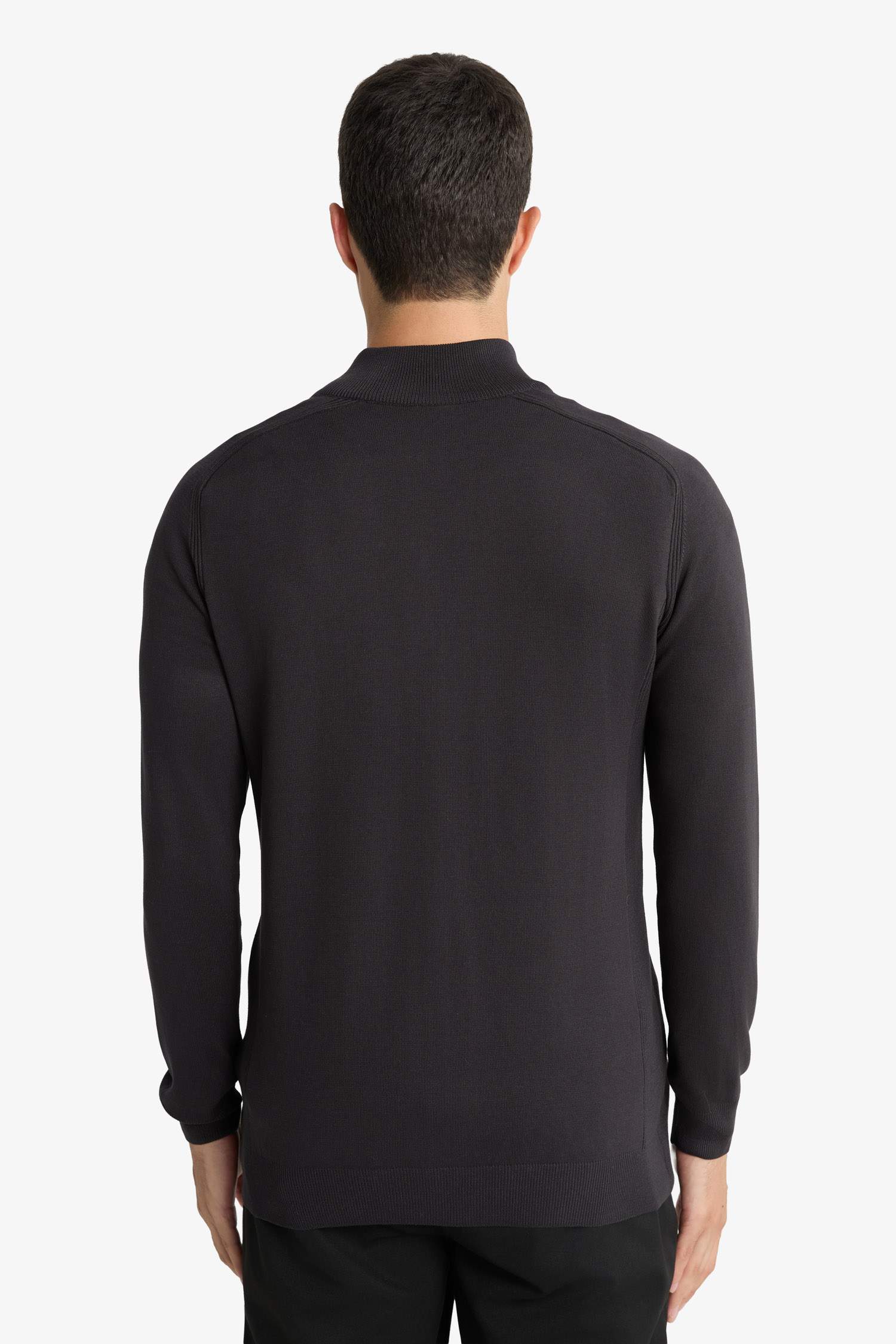 بلوز تريكو قصة عادية بياقة عالية