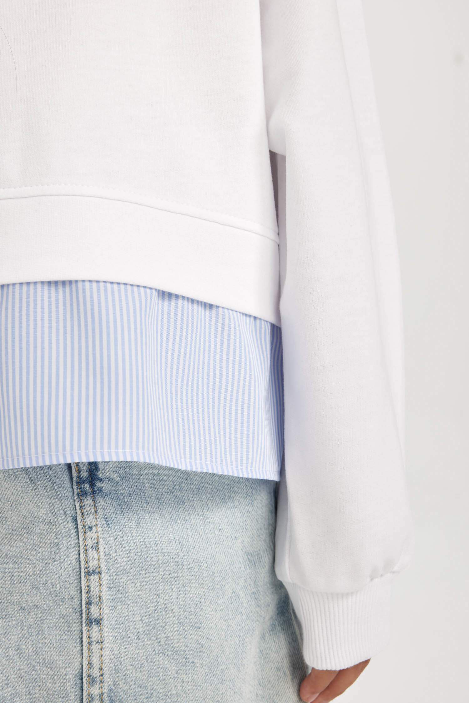 Kız Çocuk Relax Fit Bisiklet Yaka Etek Ucu Detaylı Sweatshirt