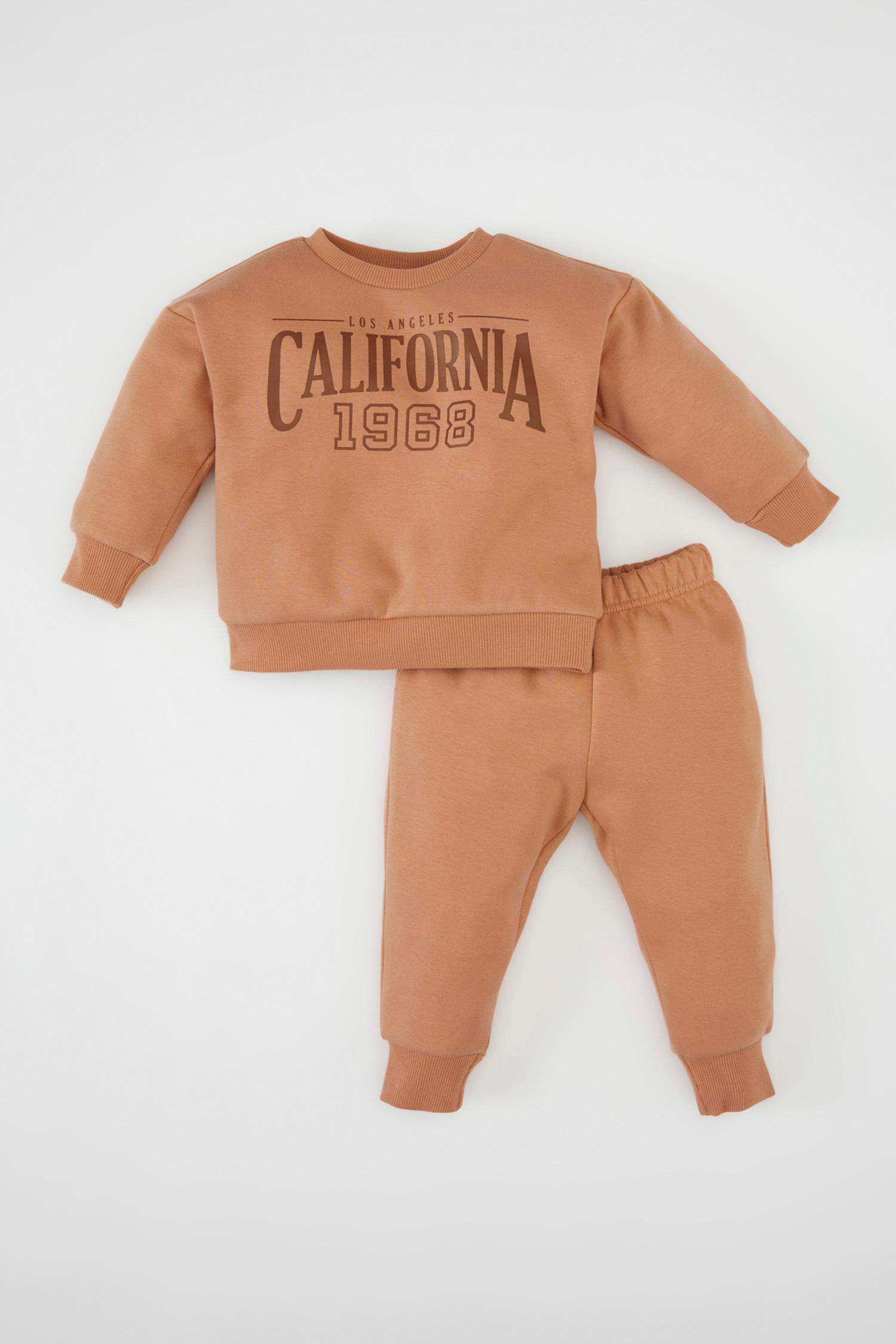 طقم بيبي بناتي بني سويت شيرت وسويت بانتس بطبعة شعار قصة عادية - قطعتين