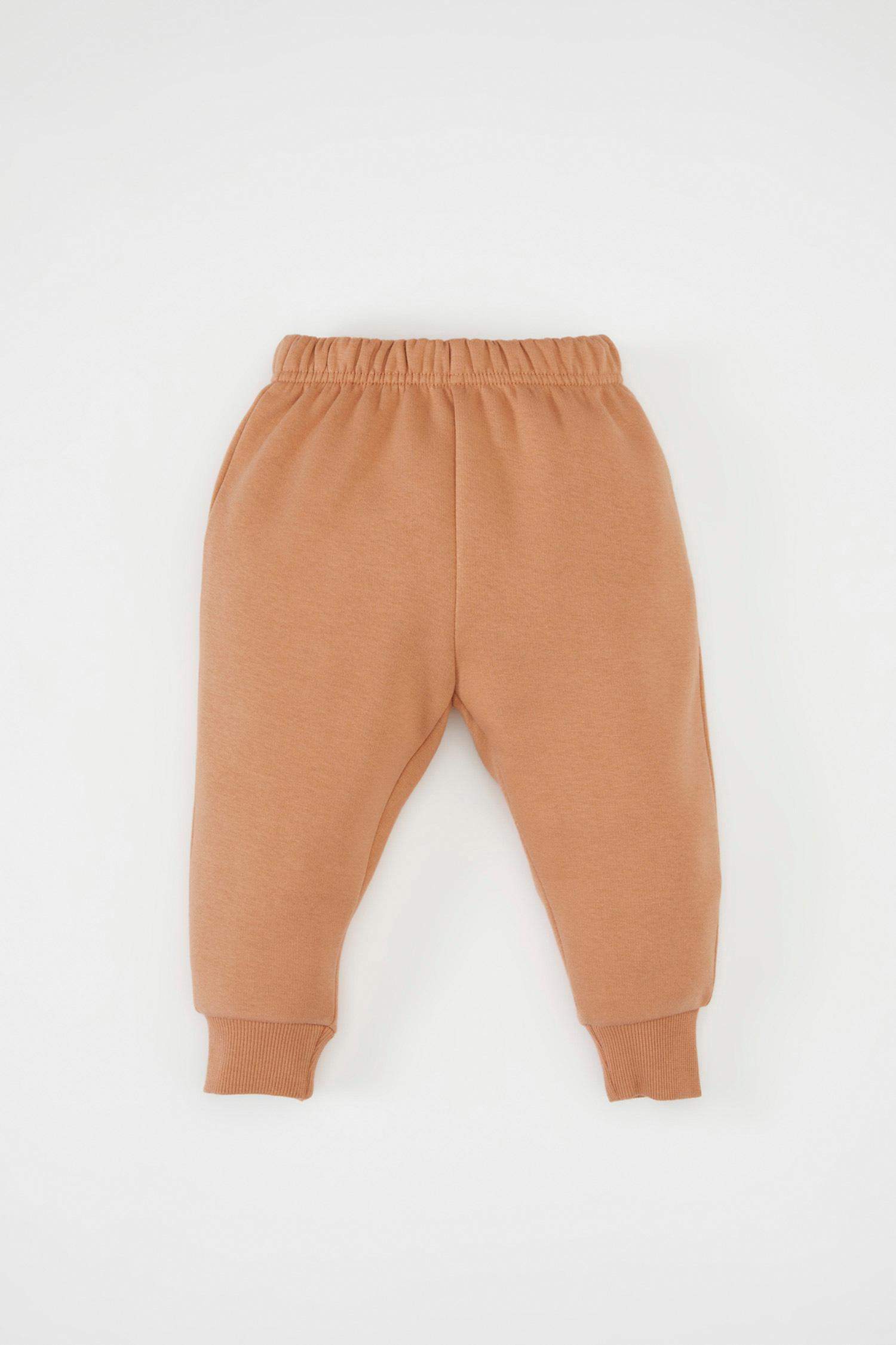 طقم بيبي بناتي بني سويت شيرت وسويت بانتس بطبعة شعار قصة عادية - قطعتين