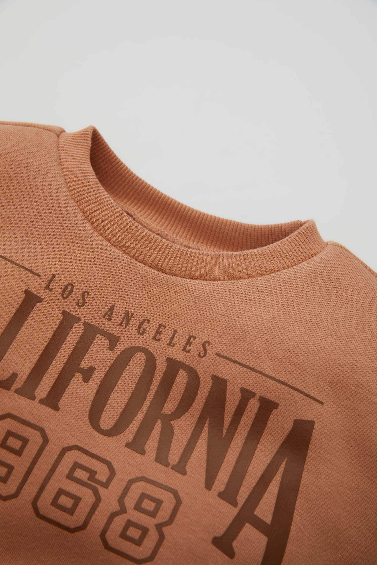 طقم بيبي بناتي بني سويت شيرت وسويت بانتس بطبعة شعار قصة عادية - قطعتين