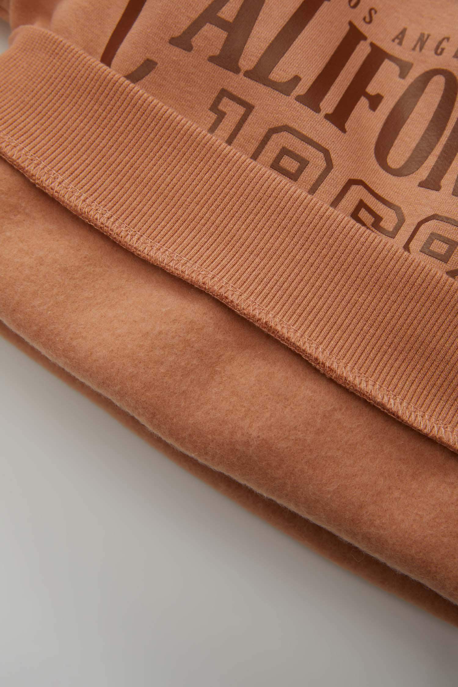 طقم بيبي بناتي بني سويت شيرت وسويت بانتس بطبعة شعار قصة عادية - قطعتين