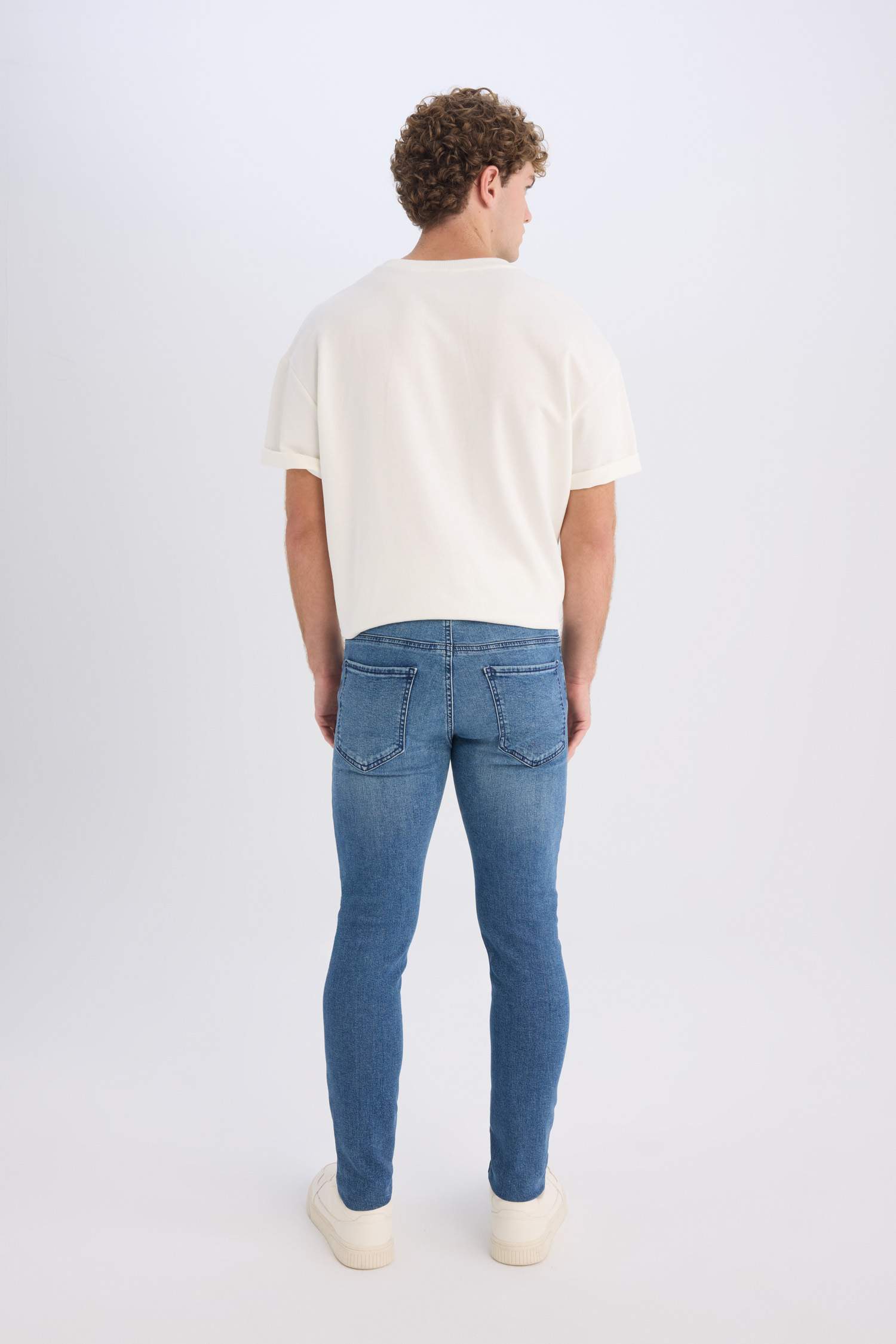 سروال جينز جينز سوبر سكيني فيت برجل ضيق ممزق