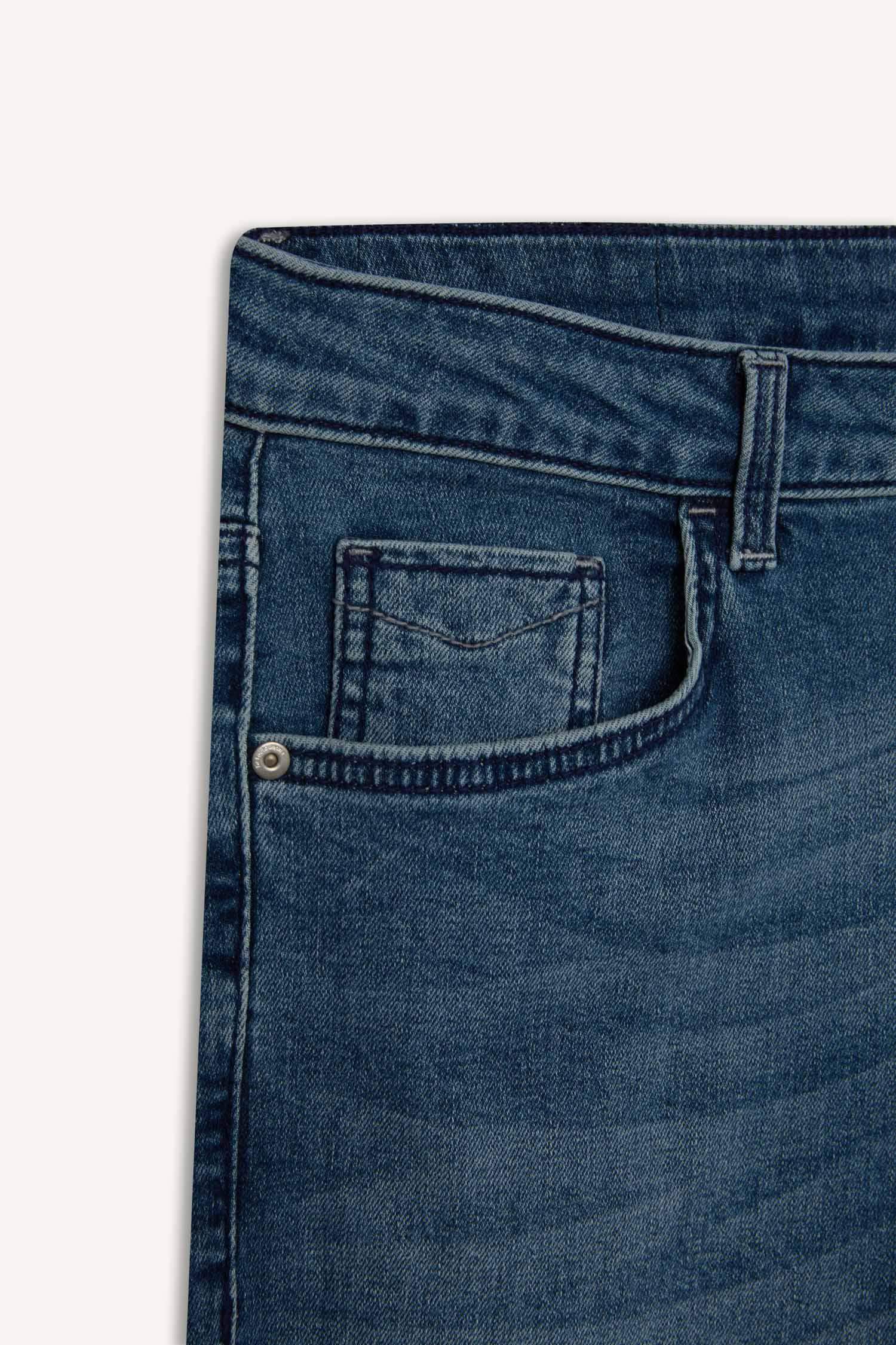 سروال جينز جينز سوبر سكيني فيت برجل ضيق ممزق