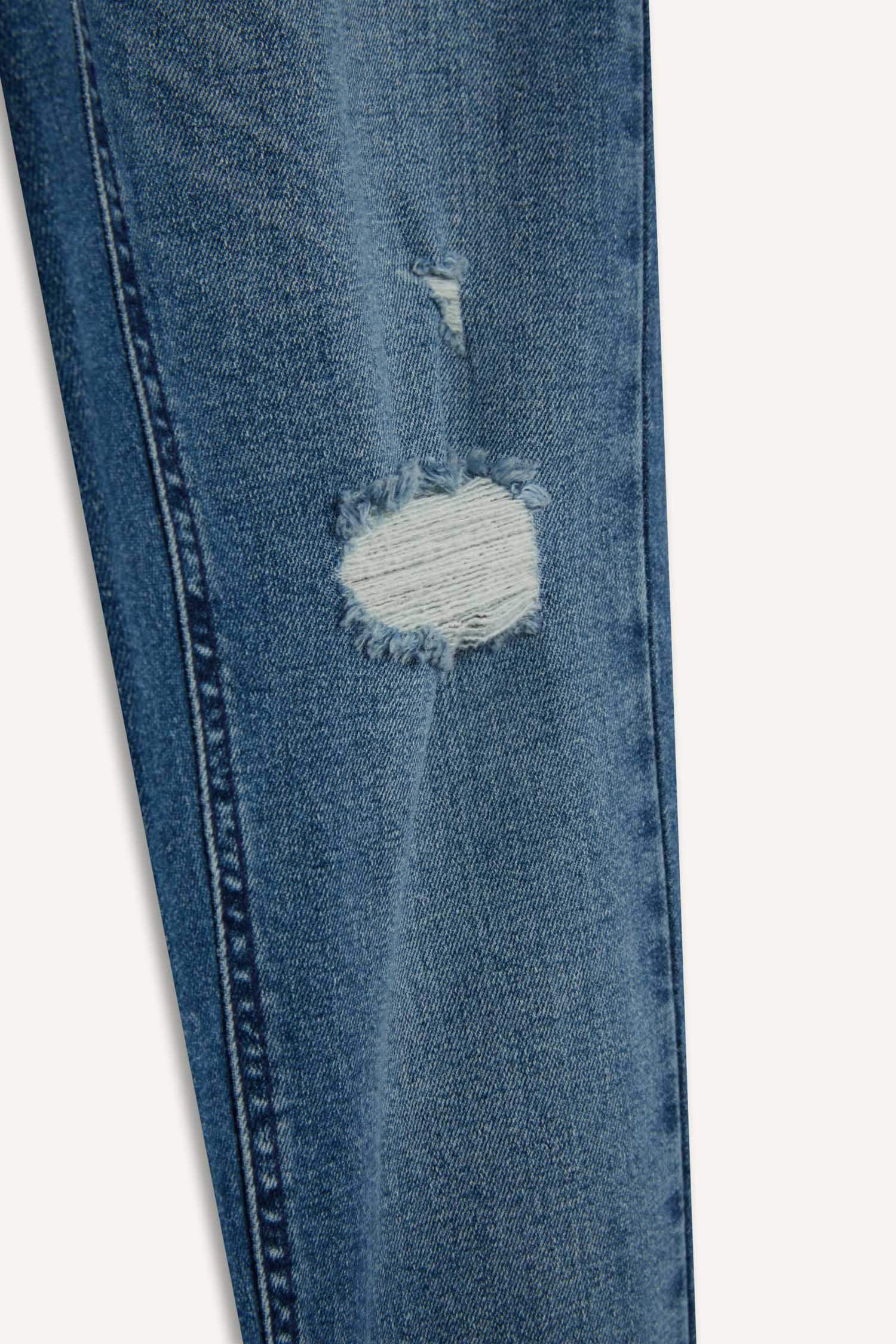 سروال جينز جينز سوبر سكيني فيت برجل ضيق ممزق