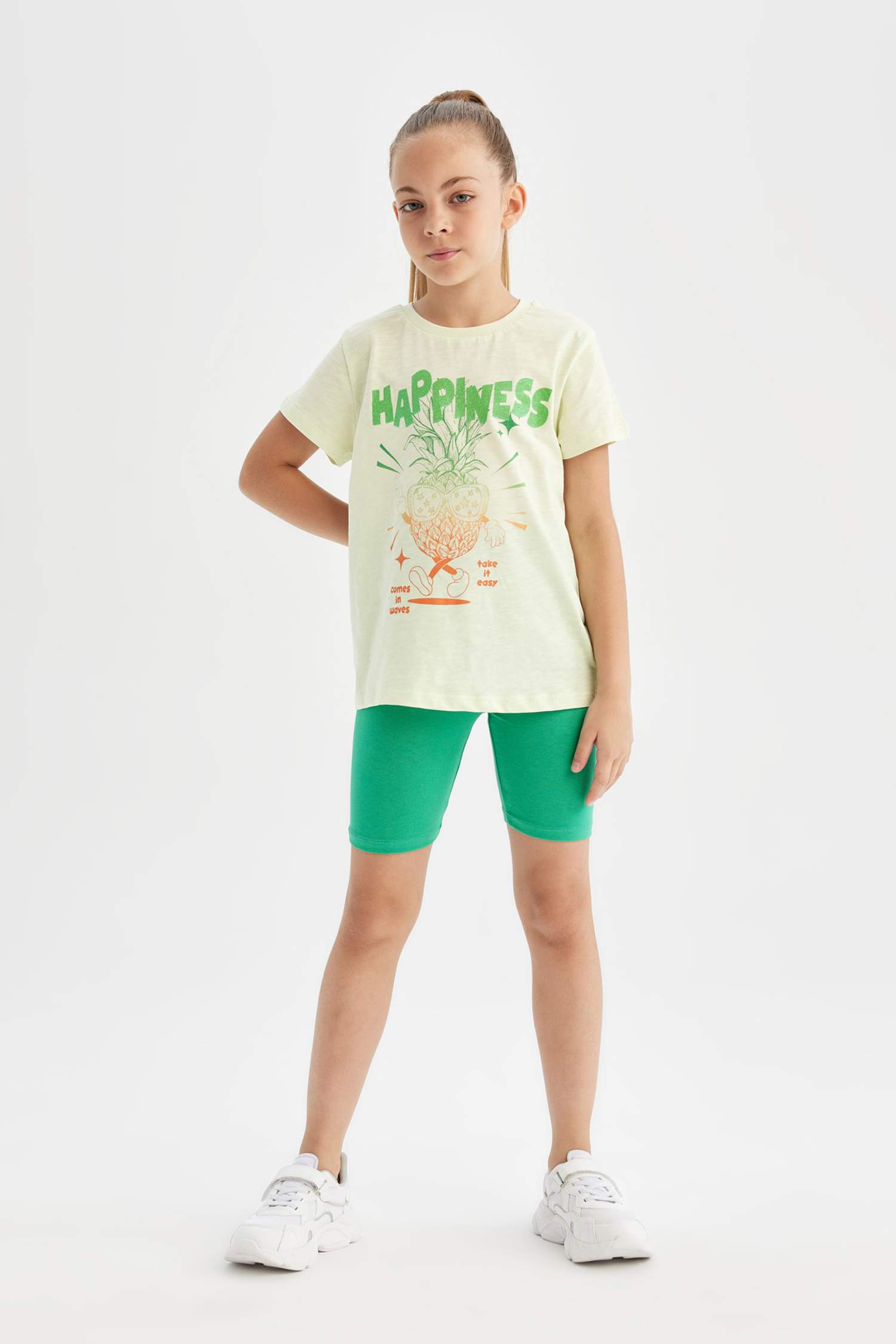 تيشيرت بناتي نص كم بطبعة شعار وياقة مستديرة