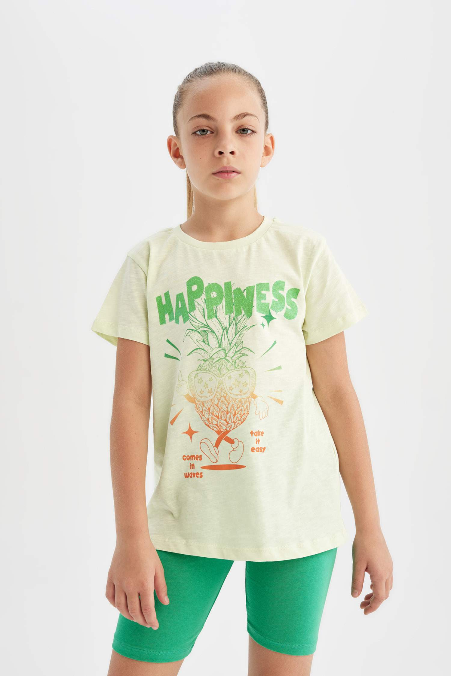 تيشيرت بناتي نص كم بطبعة شعار وياقة مستديرة