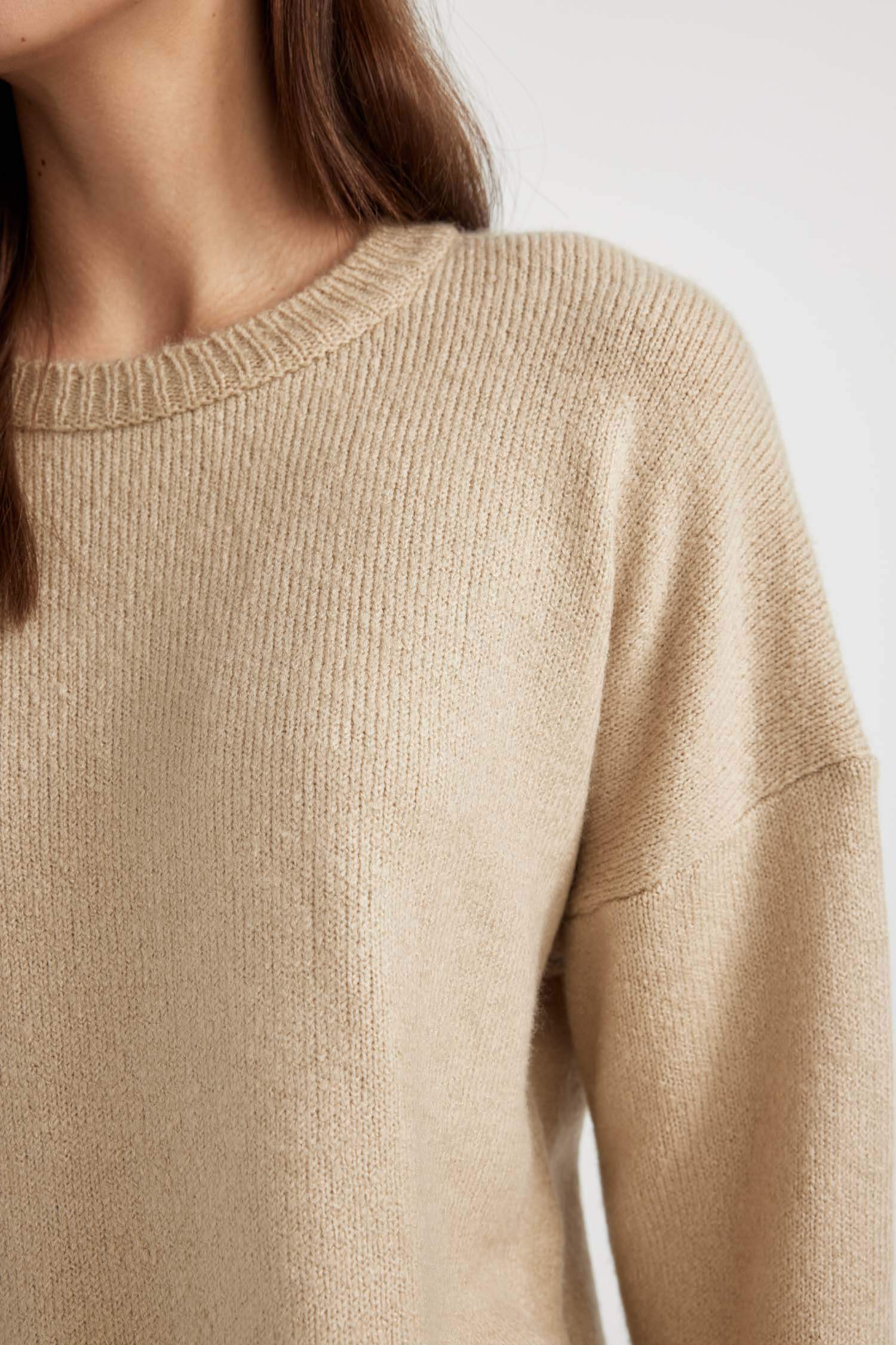 طقم تريكو مريح من قطعتين: بلوزة بأكمام طويلة وتنورة بخصر مطاطي