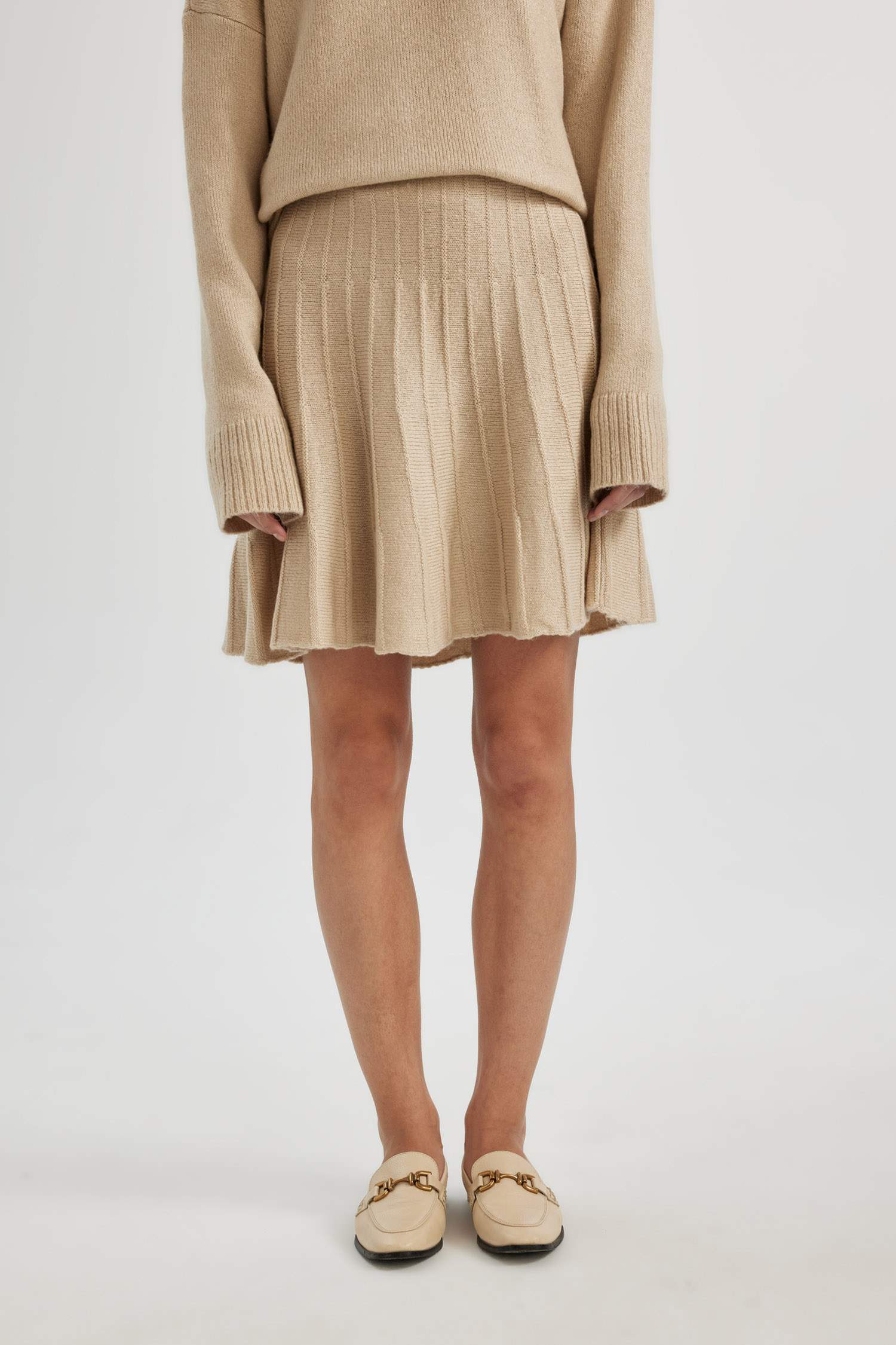 طقم تريكو مريح من قطعتين: بلوزة بأكمام طويلة وتنورة بخصر مطاطي