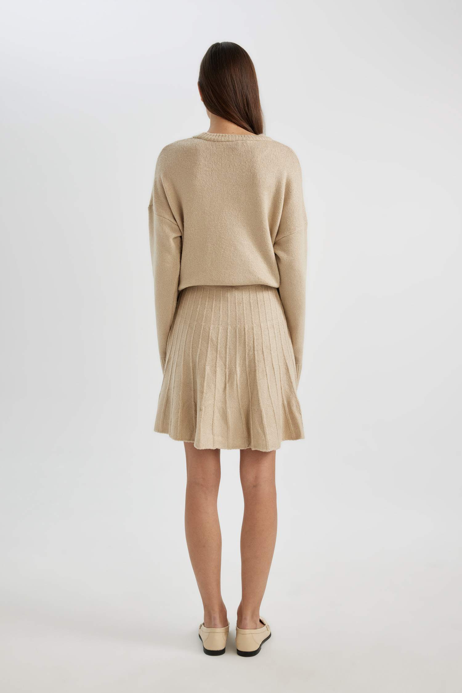 طقم تريكو مريح من قطعتين: بلوزة بأكمام طويلة وتنورة بخصر مطاطي