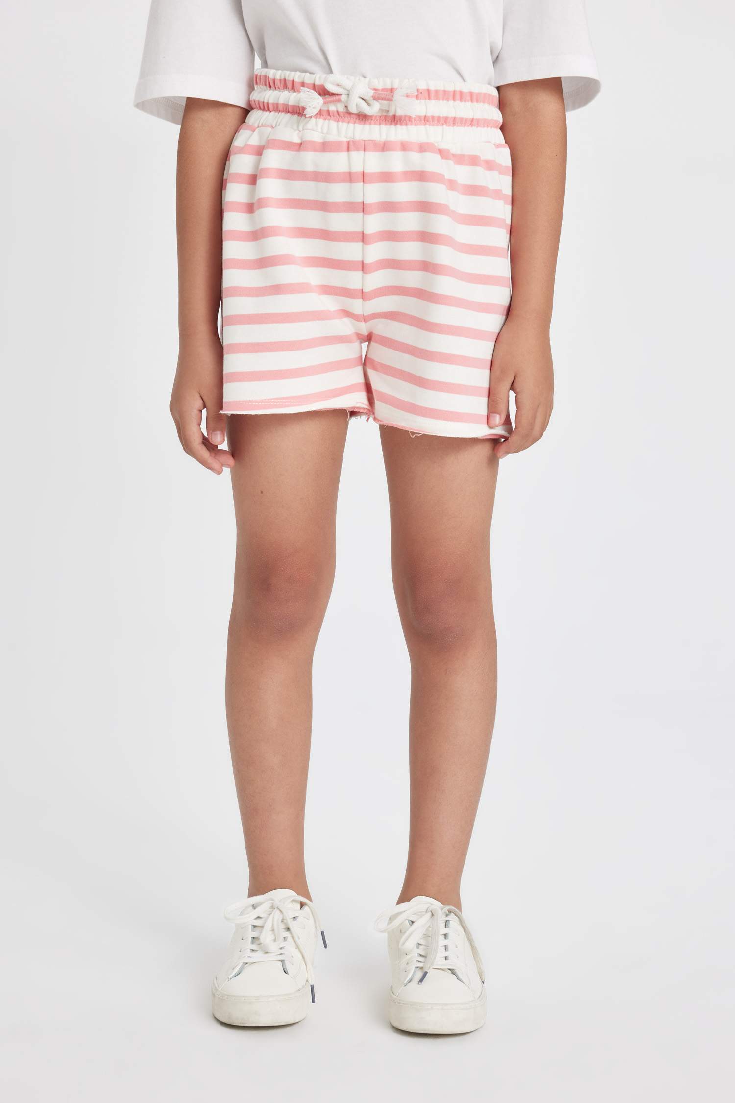 شورت بناتي مخطط قماش رقيق