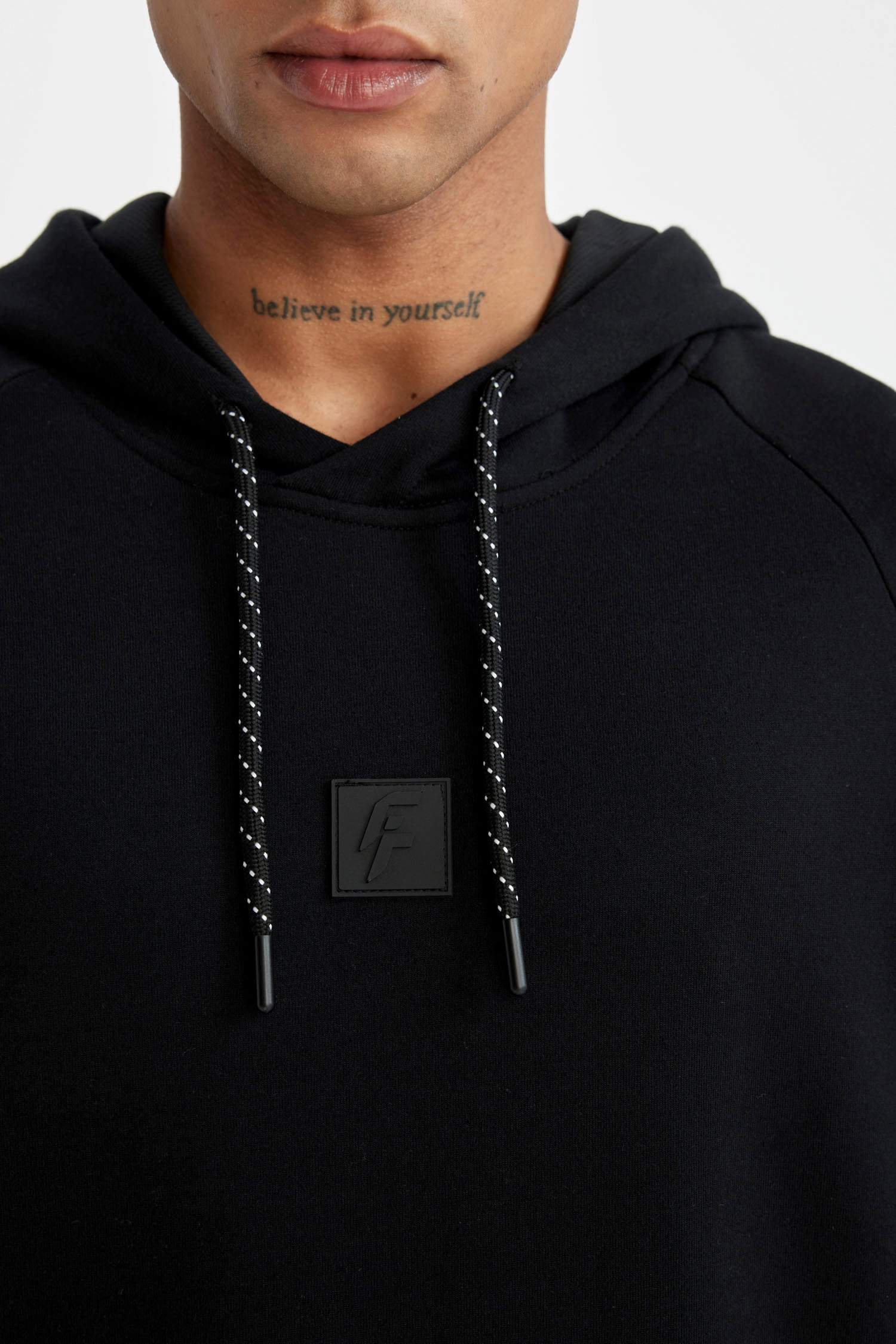 سويت شيرت رياضي قصة عادية ردن طويل من DeFactoFit