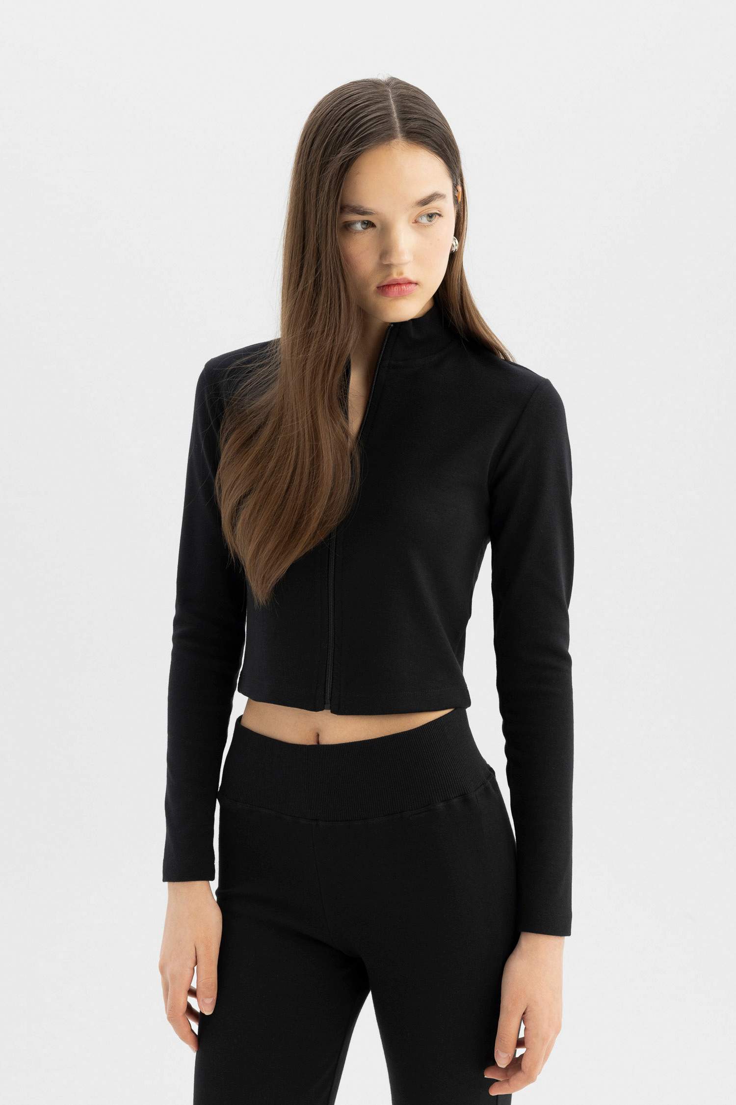 جاكيت رياضي مخصر بسحاب وياخة عالية