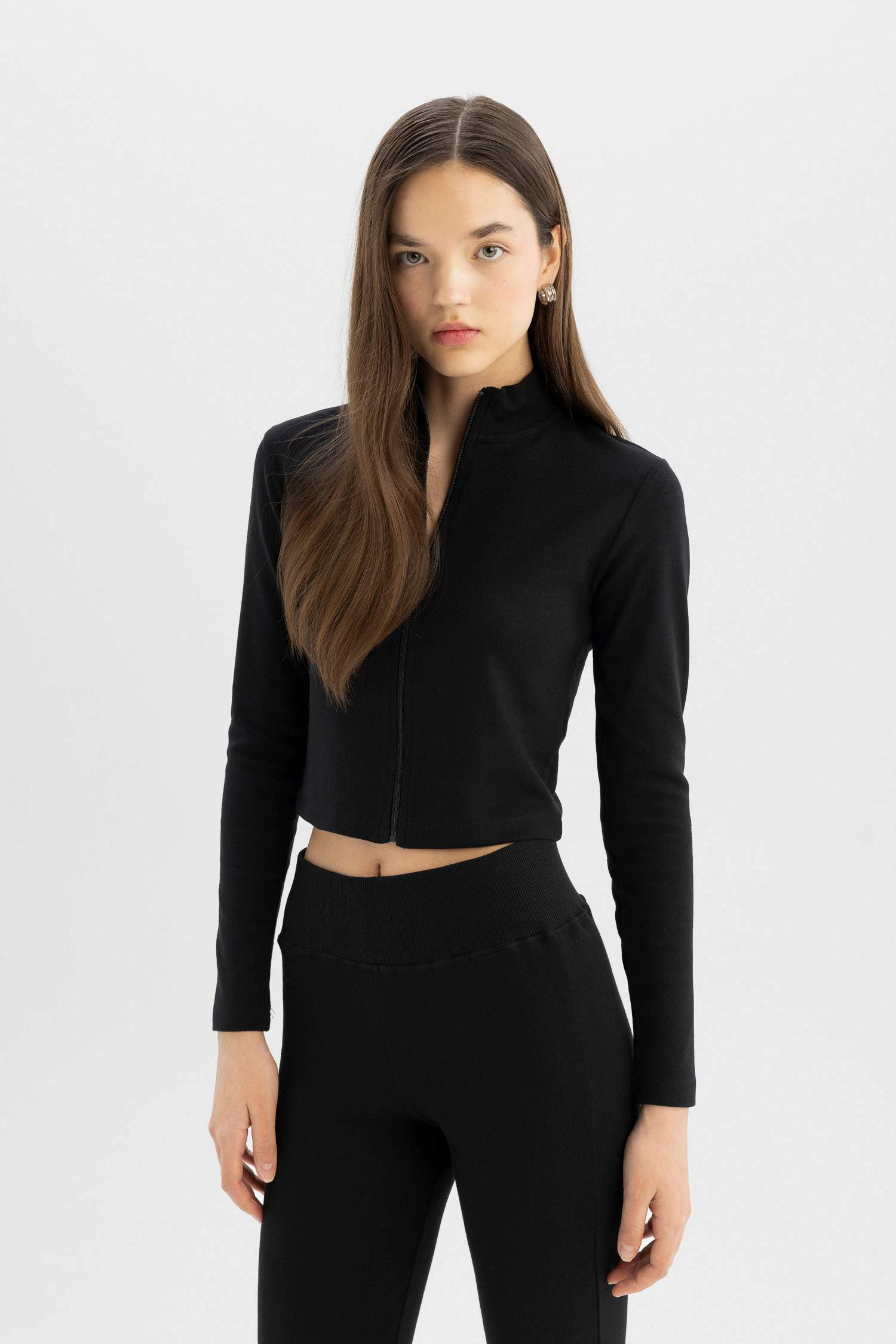 جاكيت رياضي مخصر بسحاب وياخة عالية