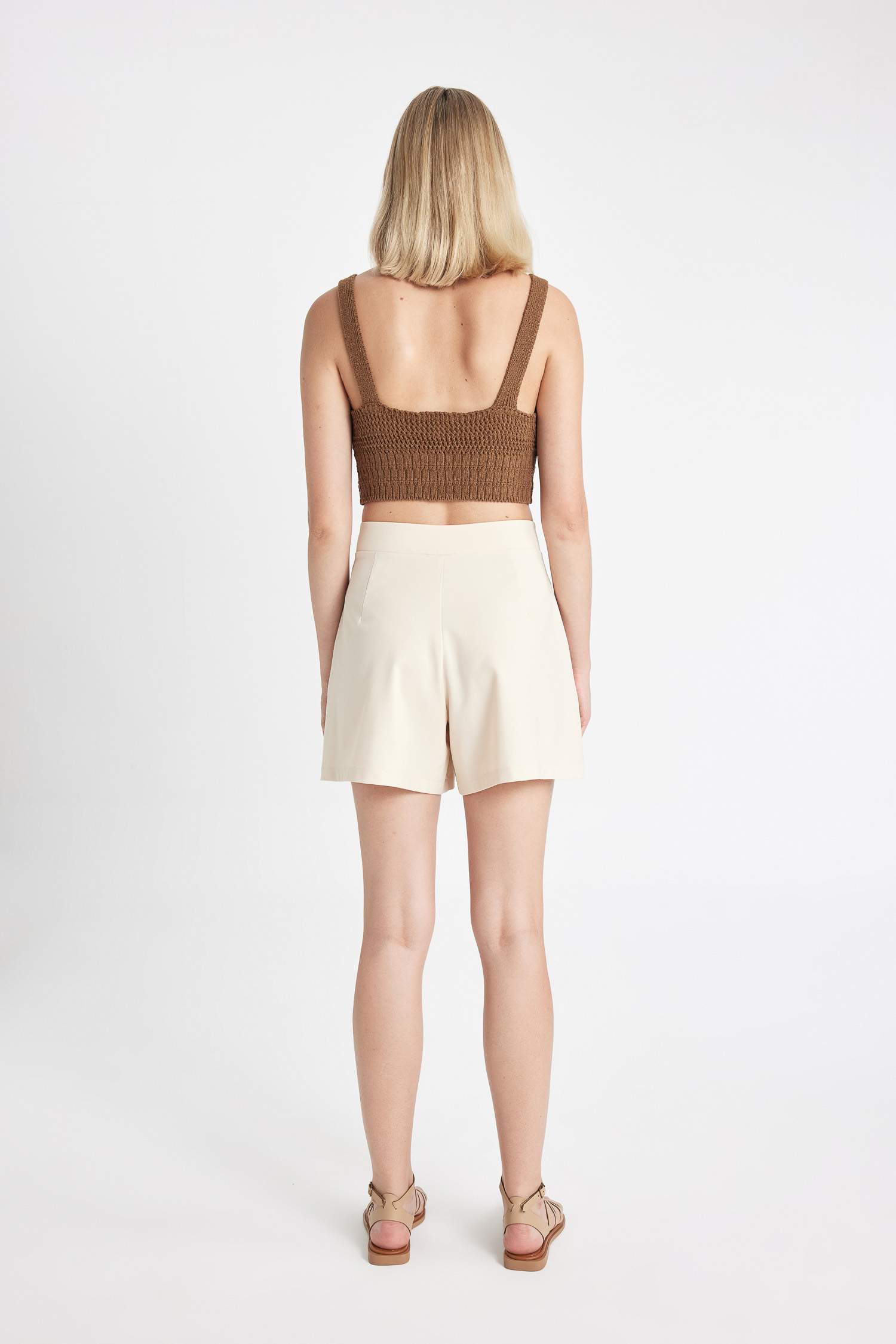 شورت قصير قصة عادية بخصر عالي