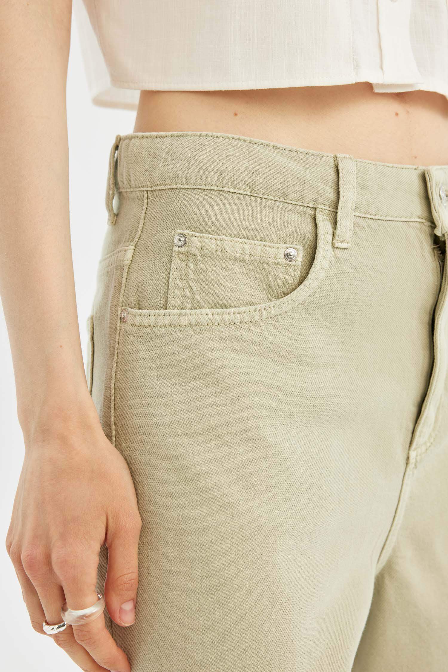 شورت قصير قصة عادية وخصر عادي