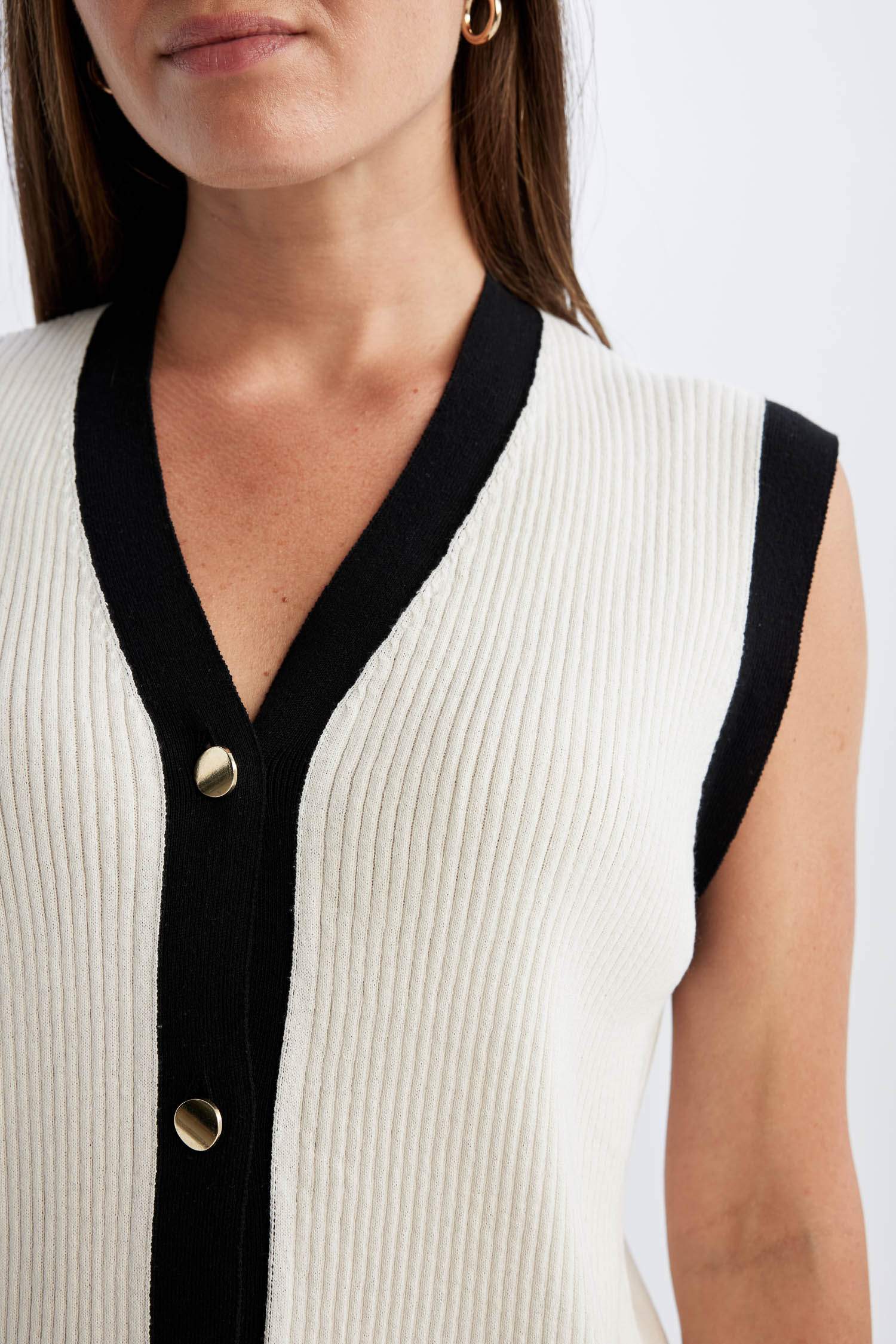 Regular Fit V Yaka Düğmeli Klasik Triko Yelek