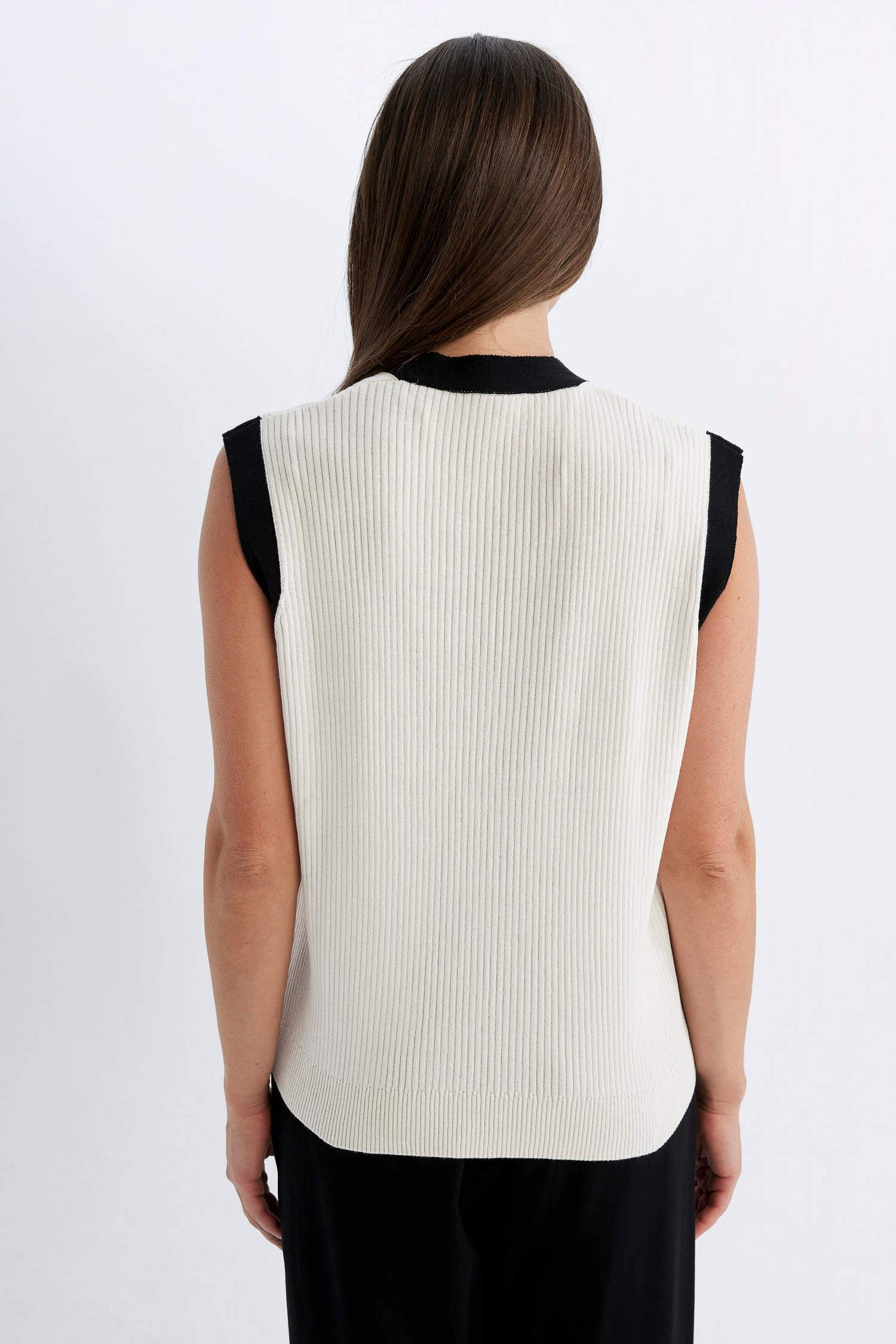 Regular Fit V Yaka Düğmeli Klasik Triko Yelek