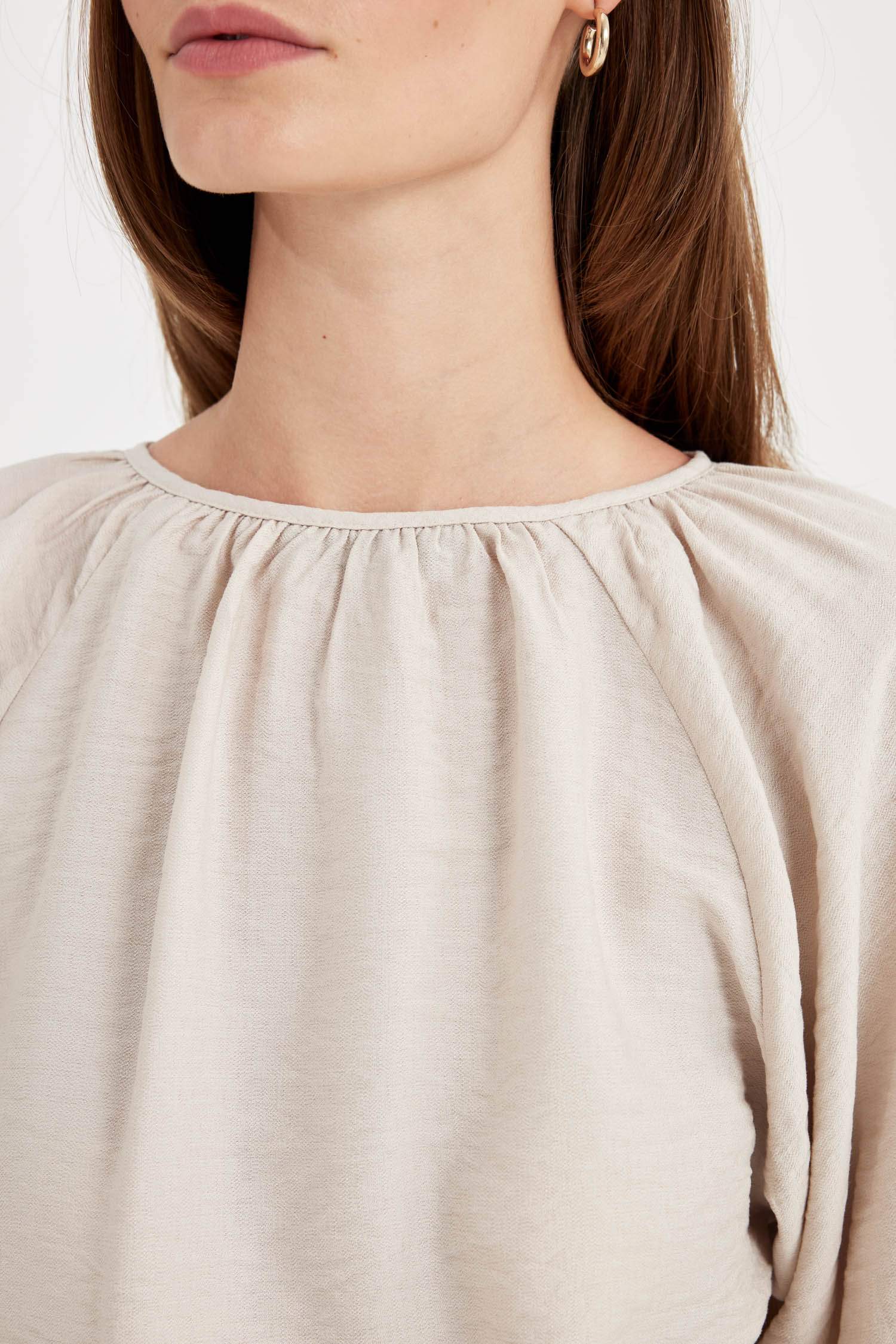 بلوزة كم طويل برقبة مستديرة