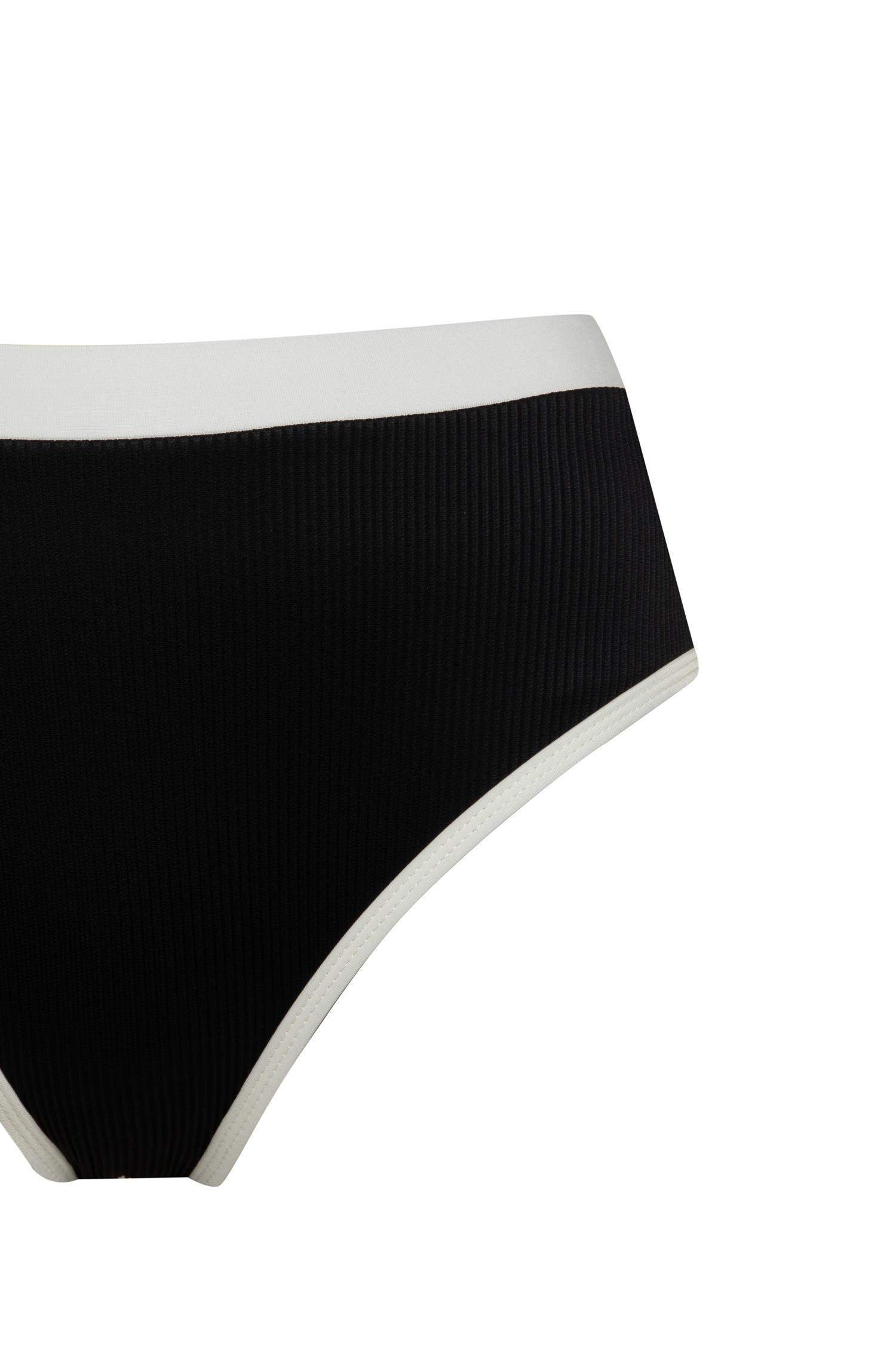 كلوت بكيني قصة عادية من Fall in Love