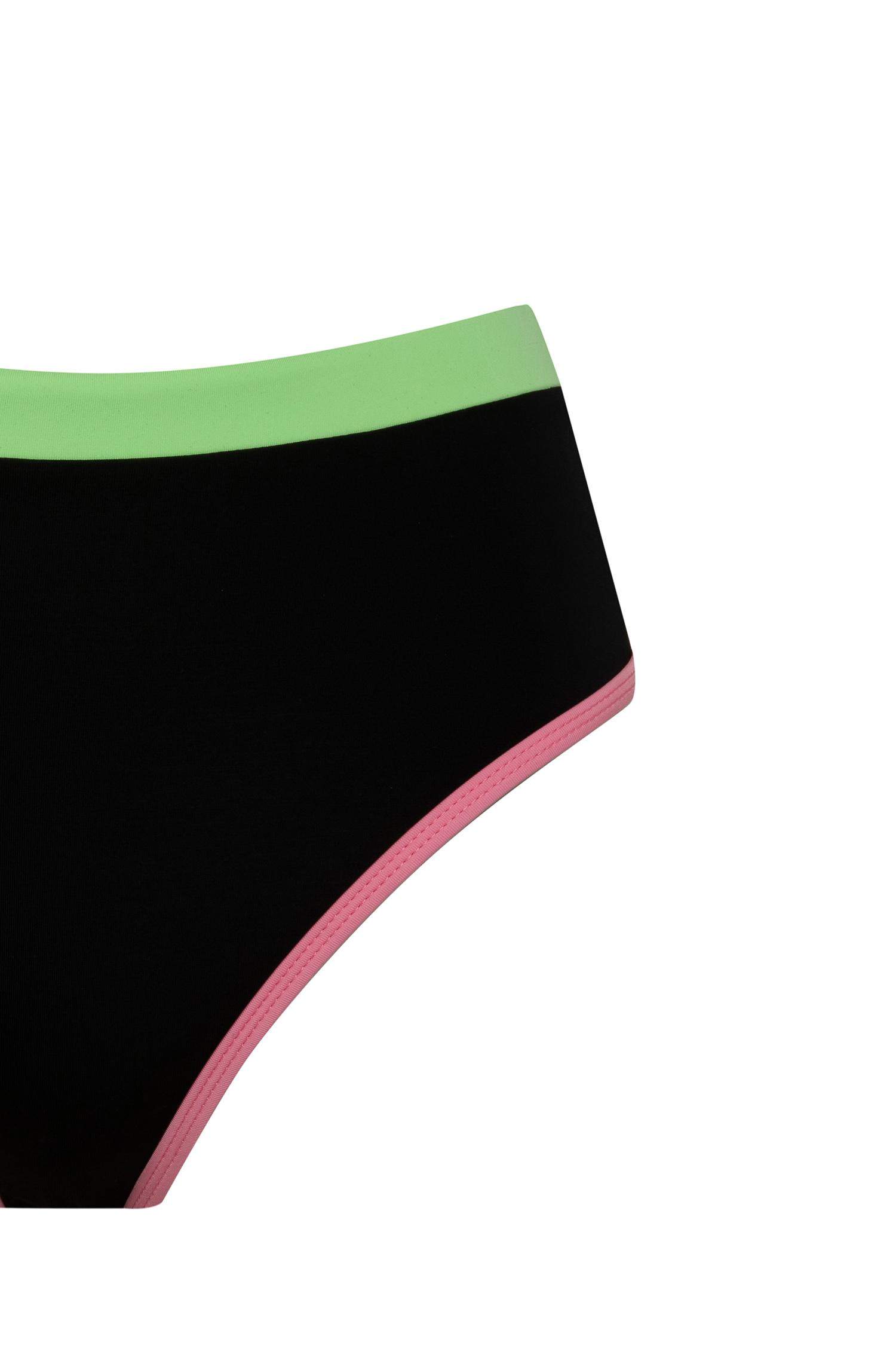 كلوت بيكيني قصة عادية من Fall in Love