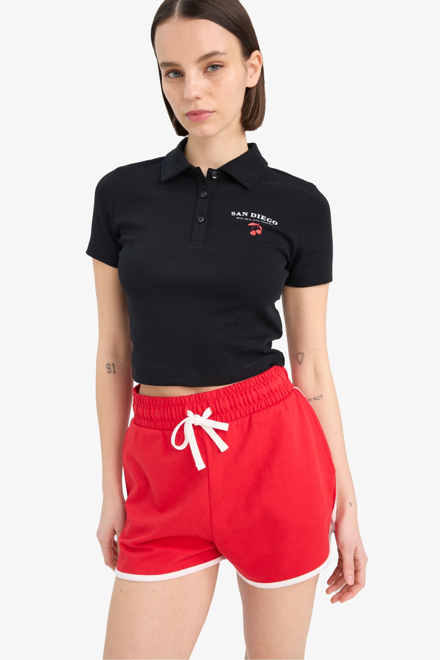 Поло с надписями и ребристым воротником, прилегающая посадка