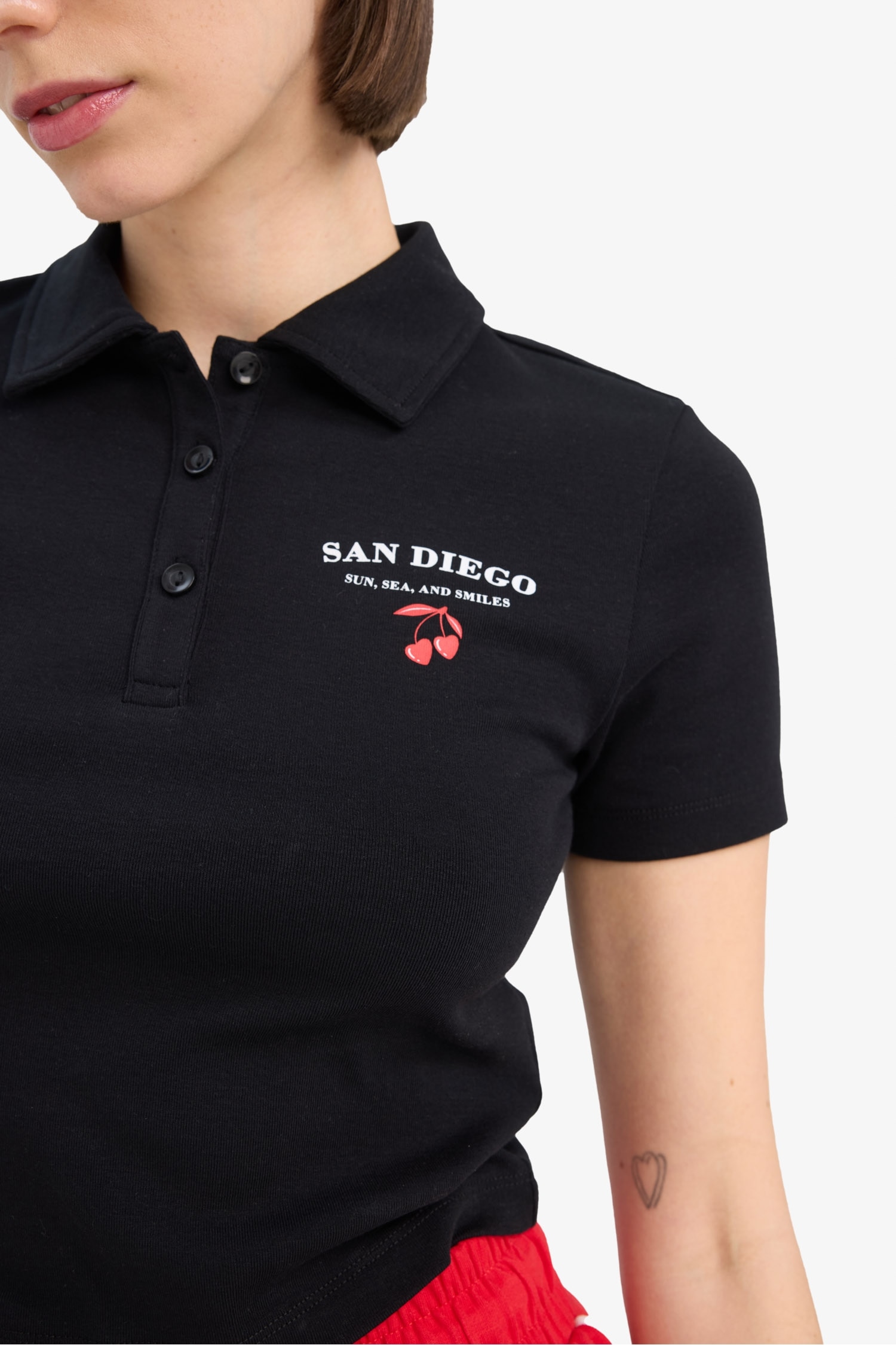 Поло с надписями и ребристым воротником, прилегающая посадка