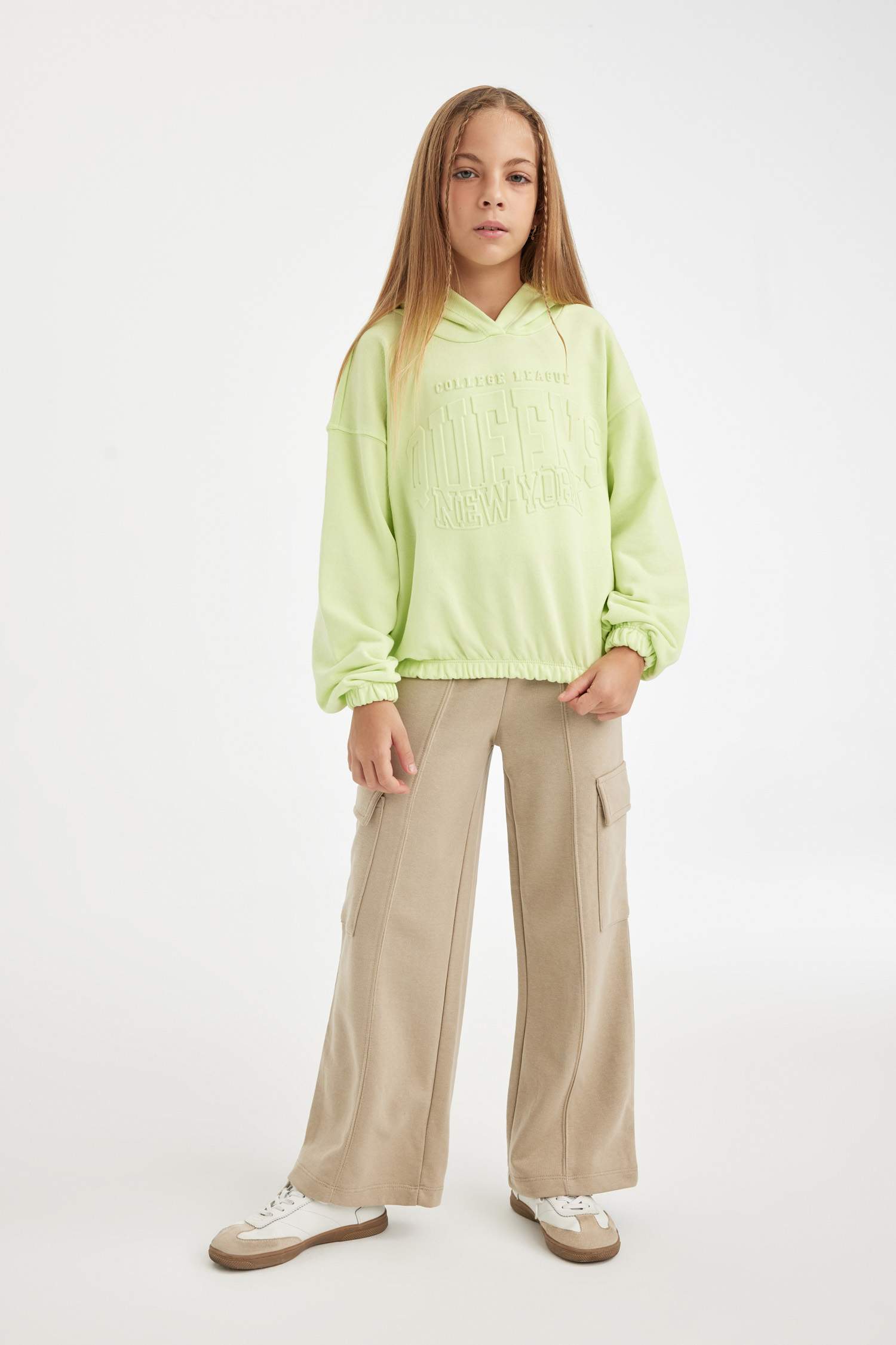 سويت شيرت بناتي بطبعة شعار قصة مريحة بغطاء للرأس