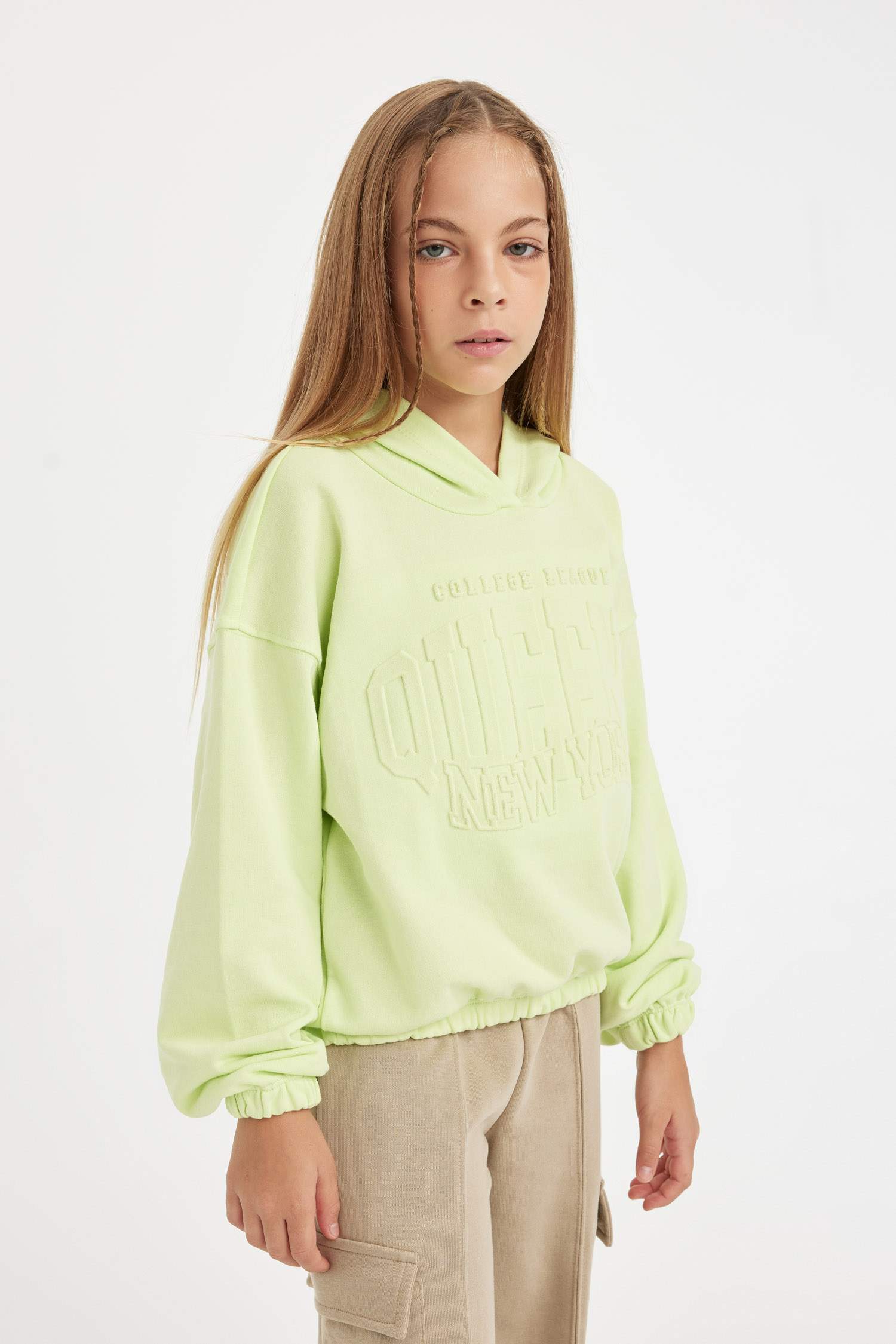 سويت شيرت بناتي بطبعة شعار قصة مريحة بغطاء للرأس