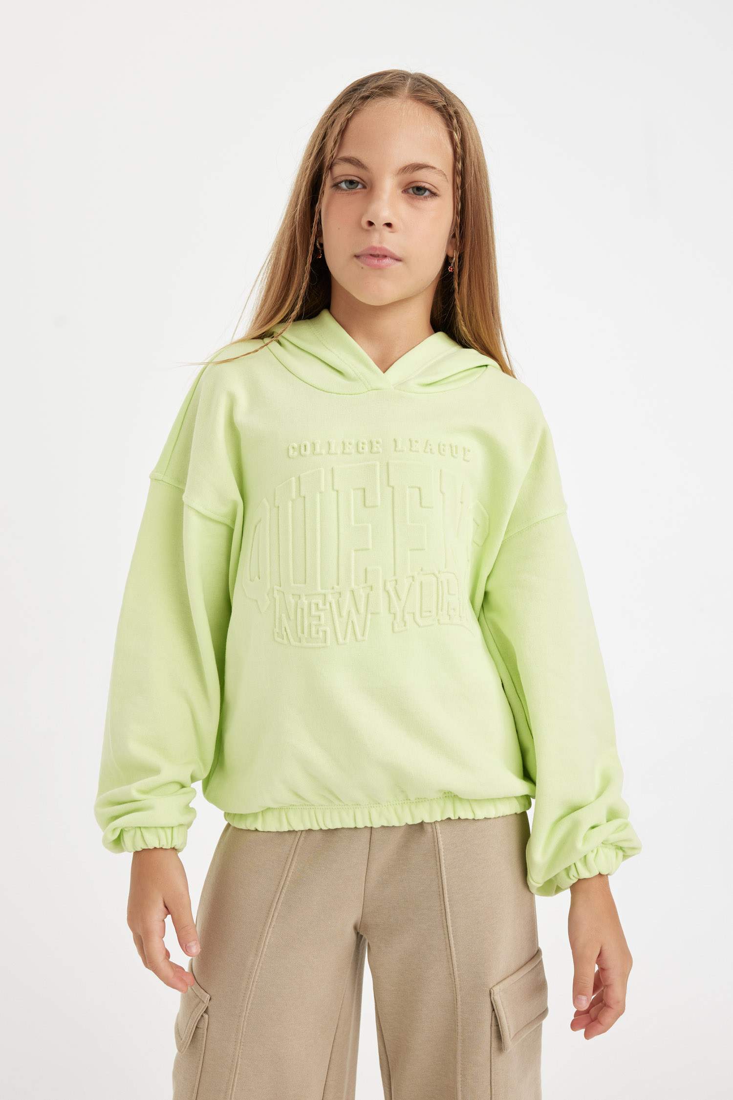 سويت شيرت بناتي بطبعة شعار قصة مريحة بغطاء للرأس