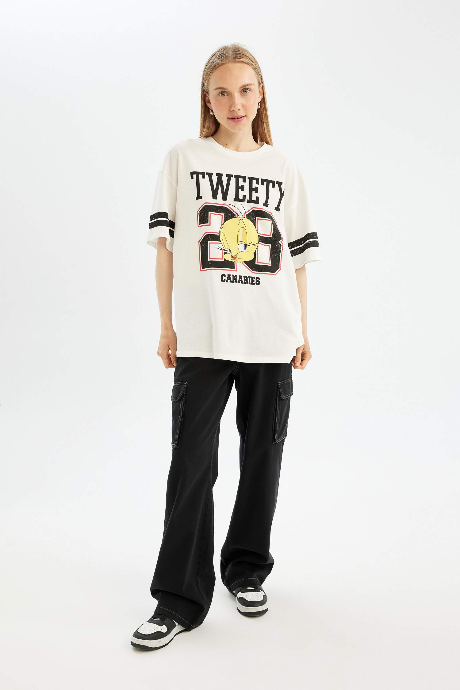 Looney Tunes Oversize Fit Crew Neck Short Sleeve T-Shirt