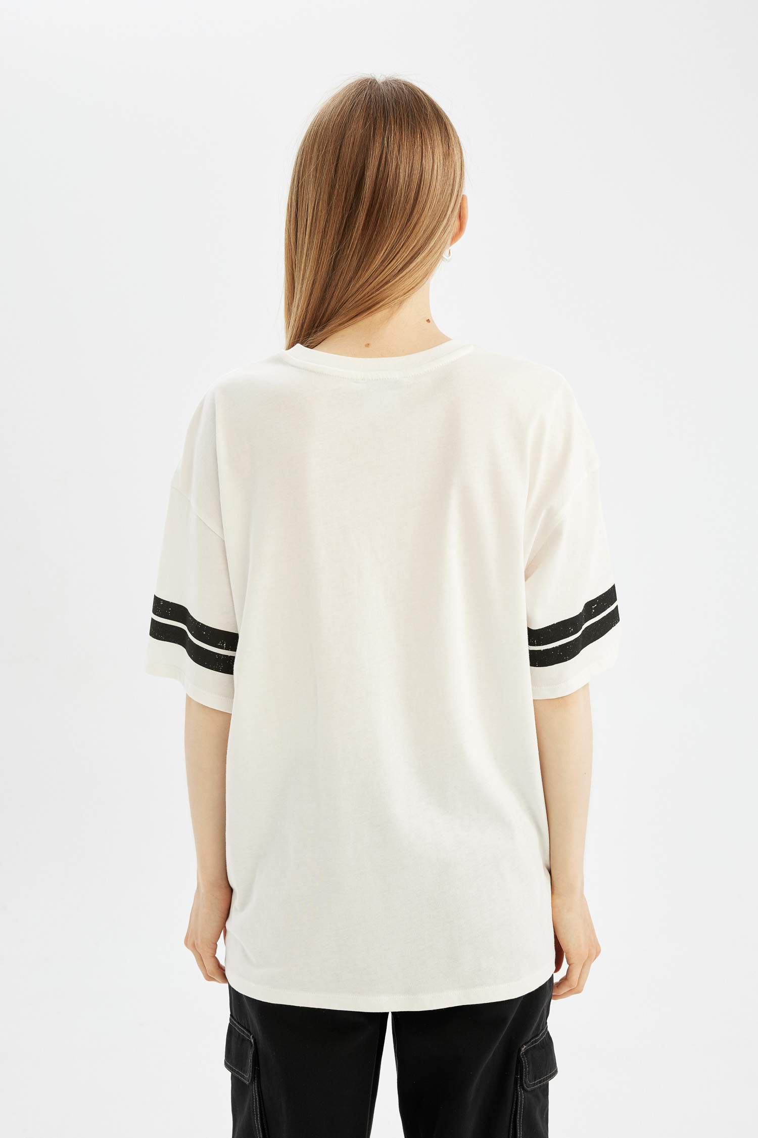 Looney Tunes Oversize Fit Crew Neck Short Sleeve T-Shirt