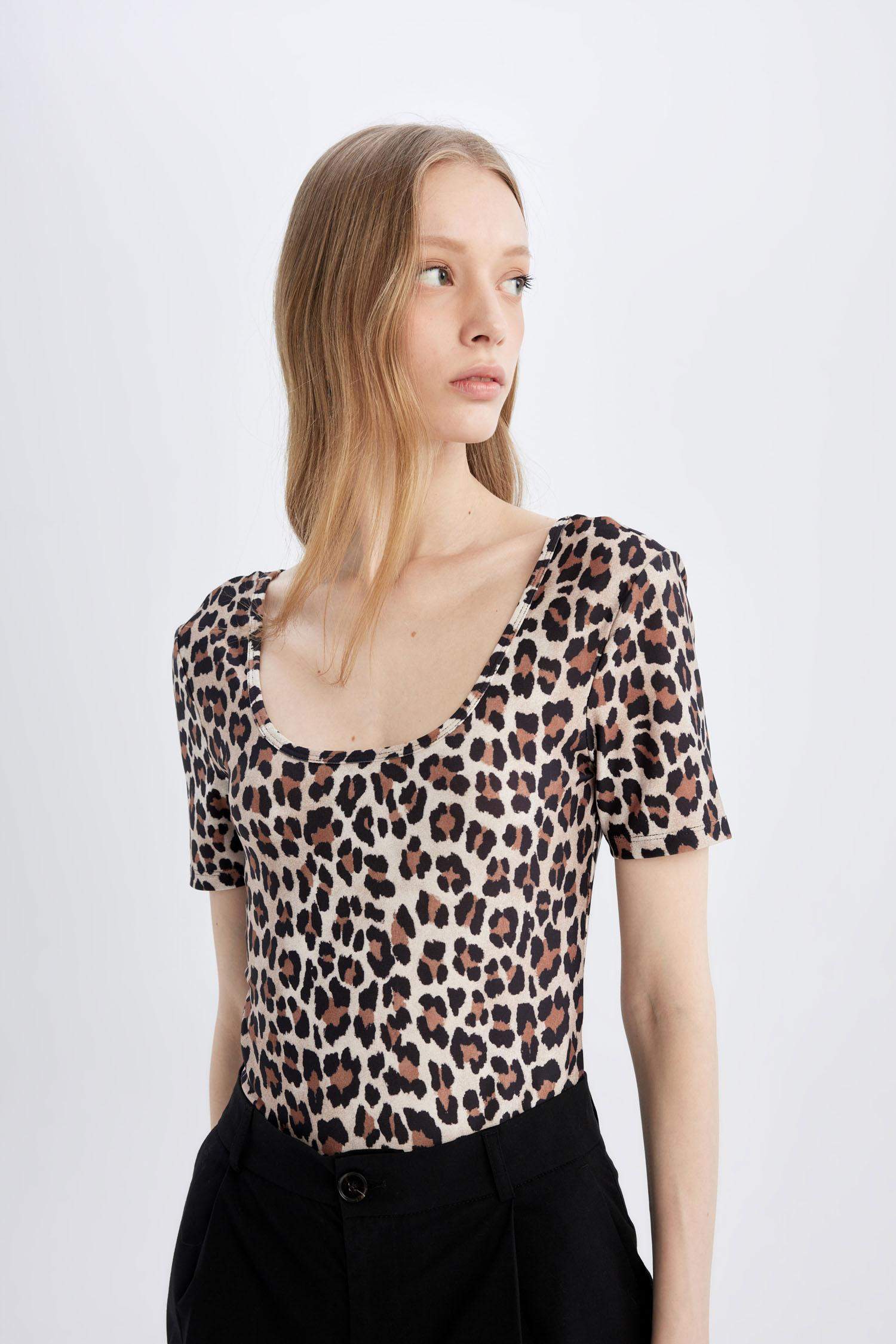 Футболка приталенного кроя с леопардовым принтом
