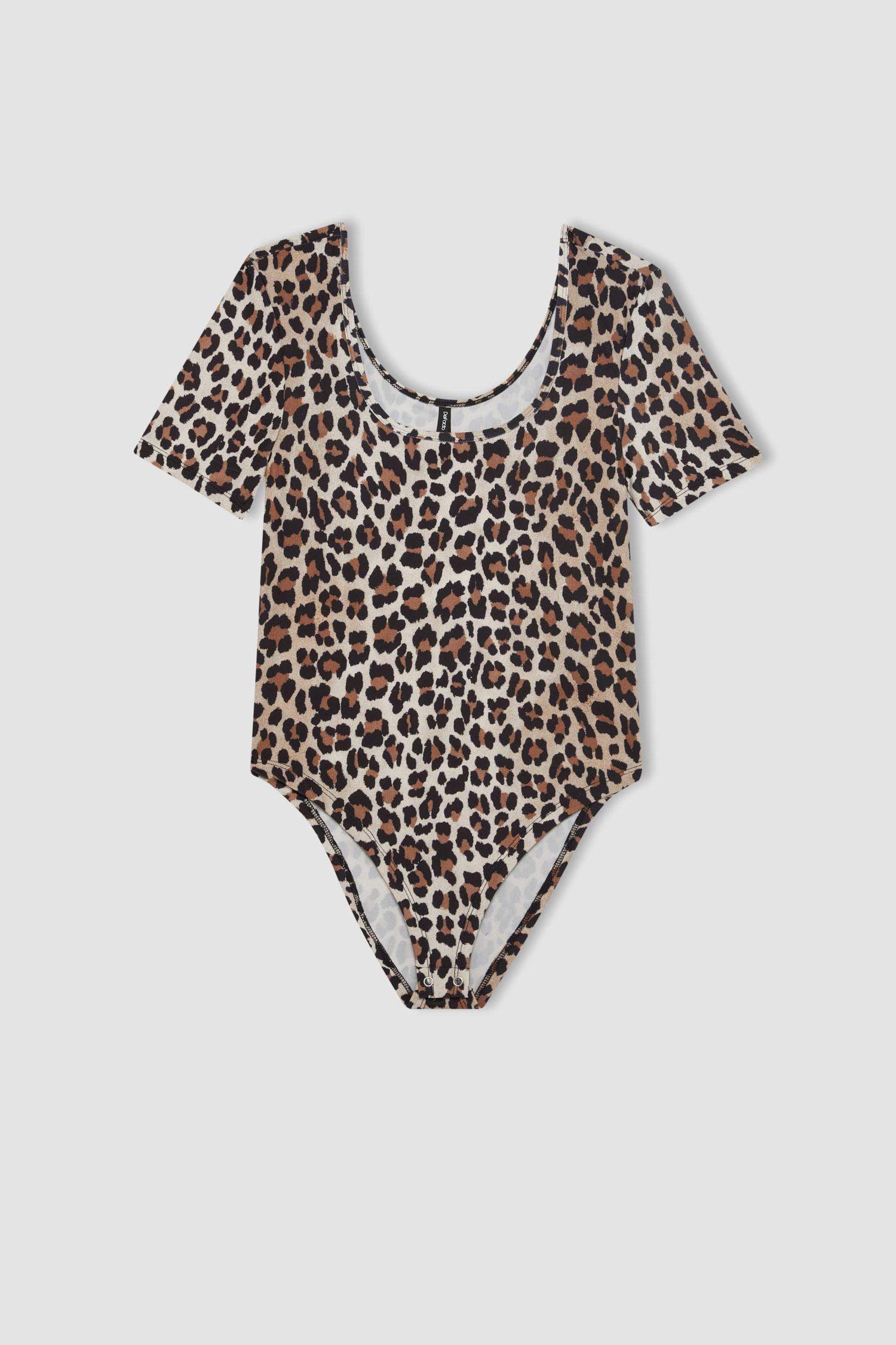 Футболка приталенного кроя с леопардовым принтом