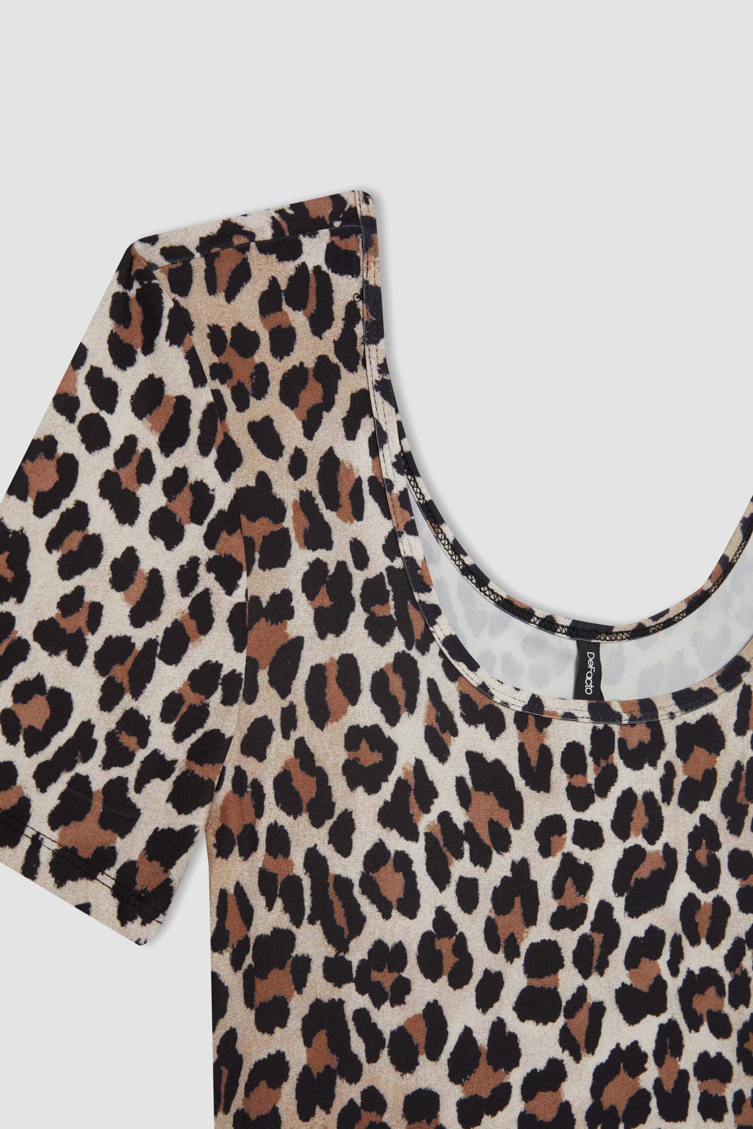 Футболка приталенного кроя с леопардовым принтом