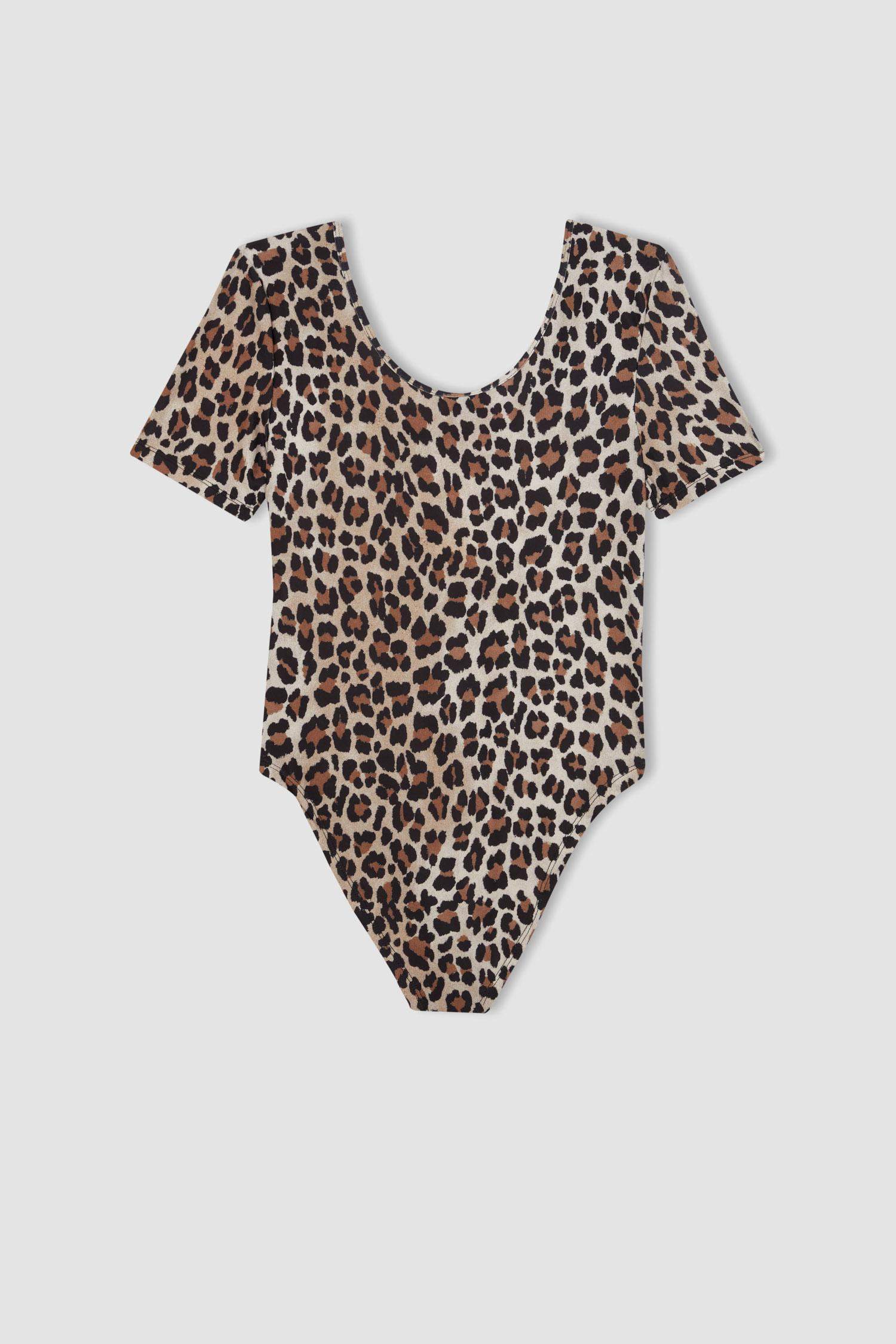 Футболка приталенного кроя с леопардовым принтом