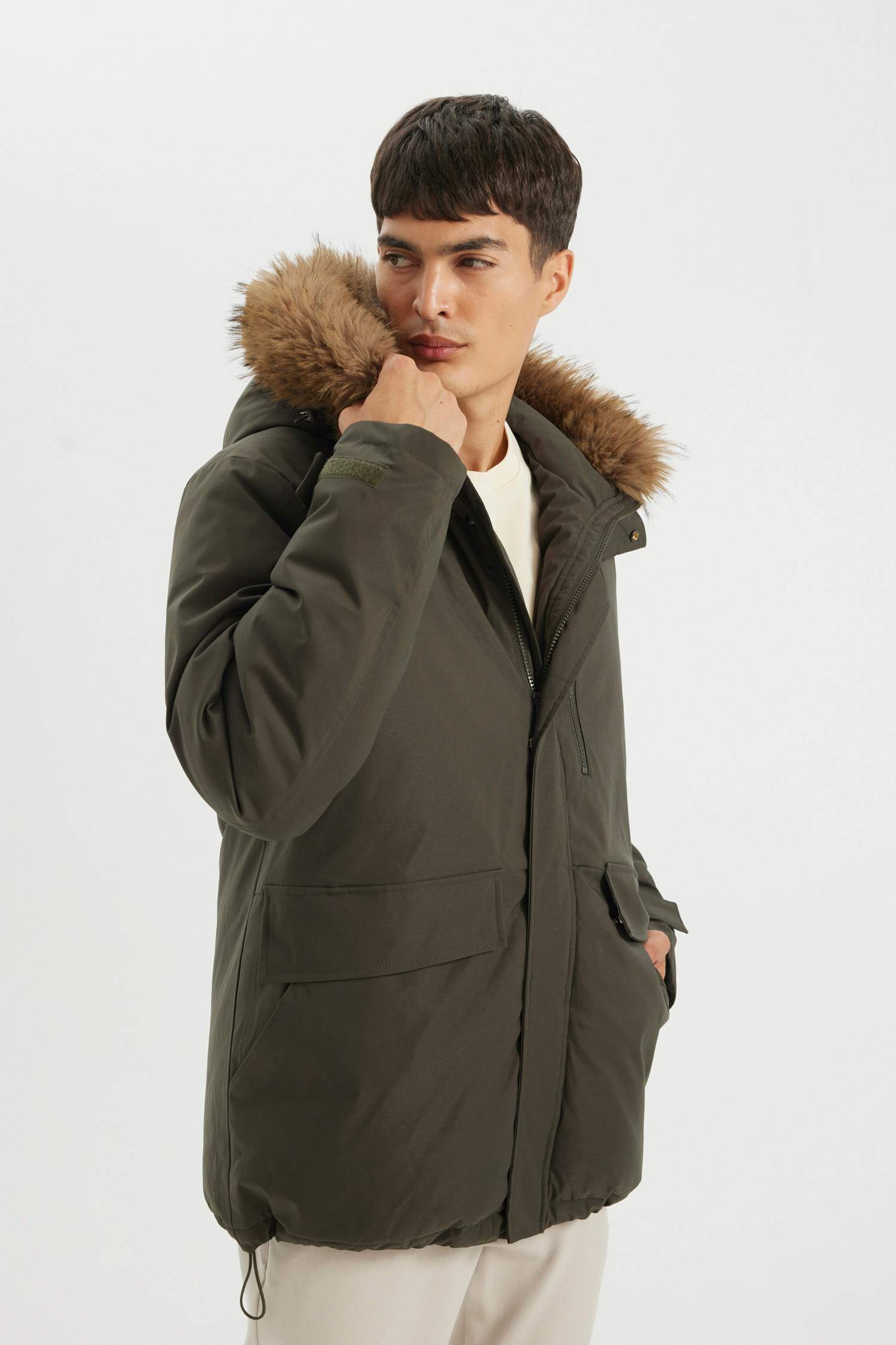 Regular Fit Kapüşonlu Fermuarlı Cepli Kürklü Mont Parka