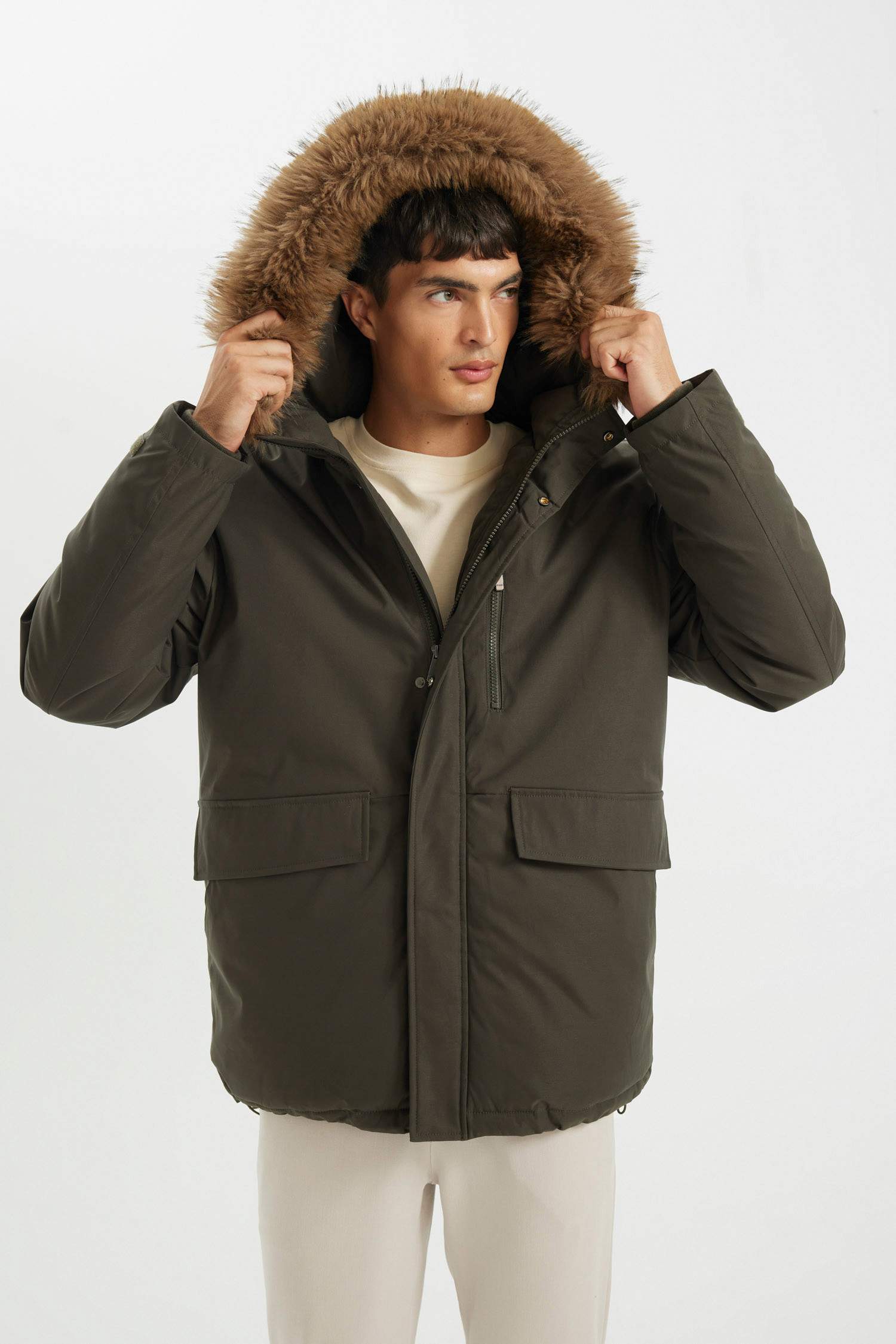 Regular Fit Kapüşonlu Fermuarlı Cepli Kürklü Mont Parka