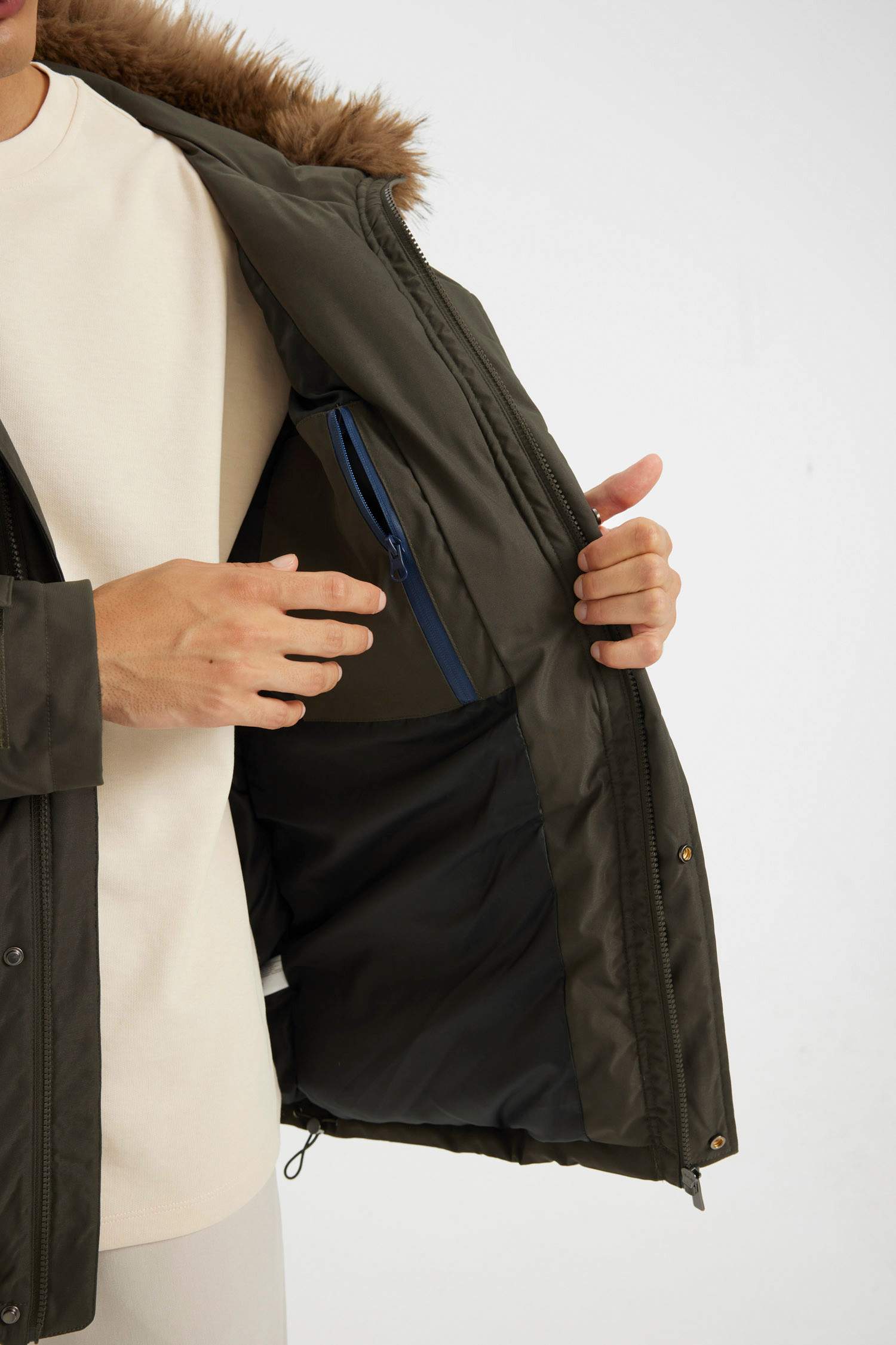 Regular Fit Kapüşonlu Fermuarlı Cepli Kürklü Mont Parka