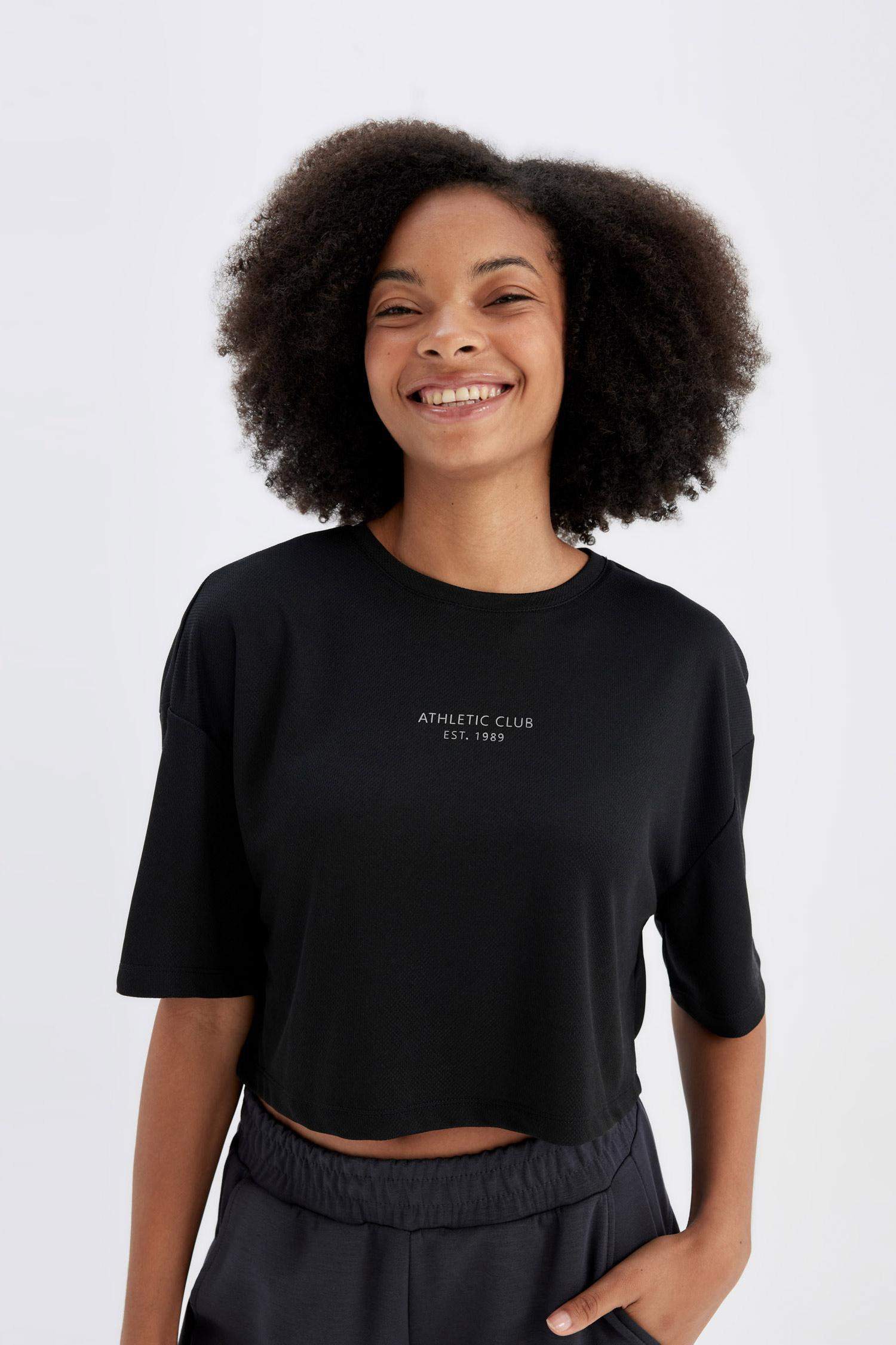 تيشيرت رياضي اوفر سايز نص ردن بطبعة شعار من DeFactoFit