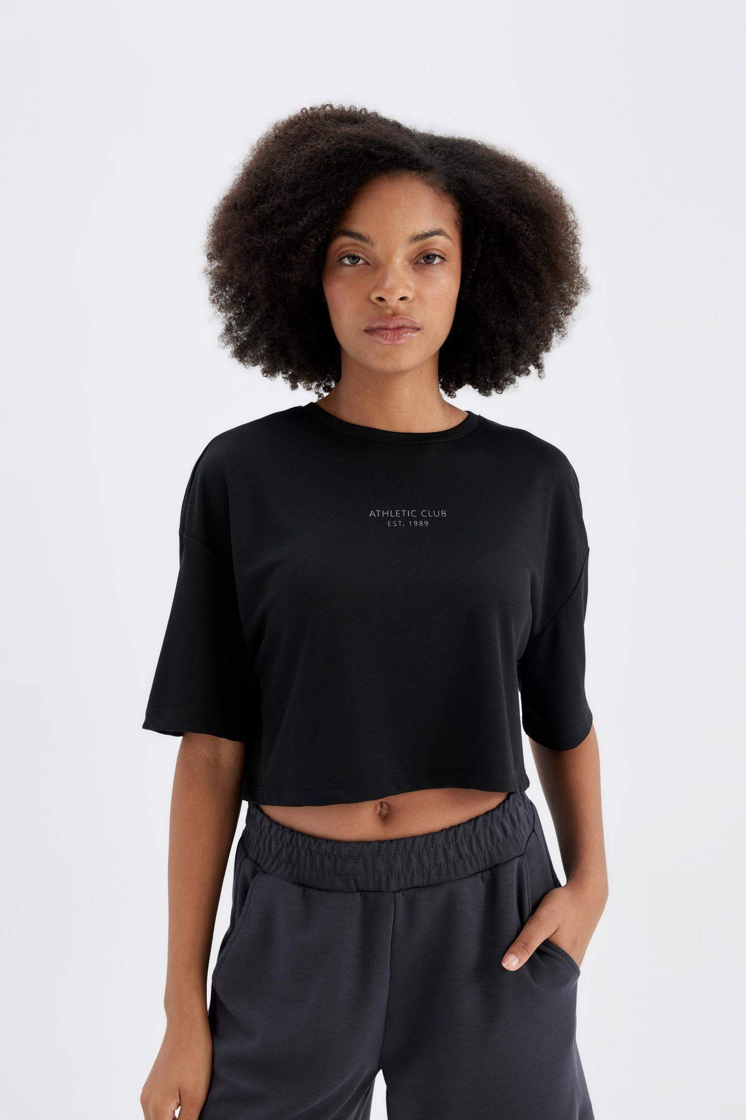 تيشيرت رياضي اوفر سايز نص ردن بطبعة شعار من DeFactoFit