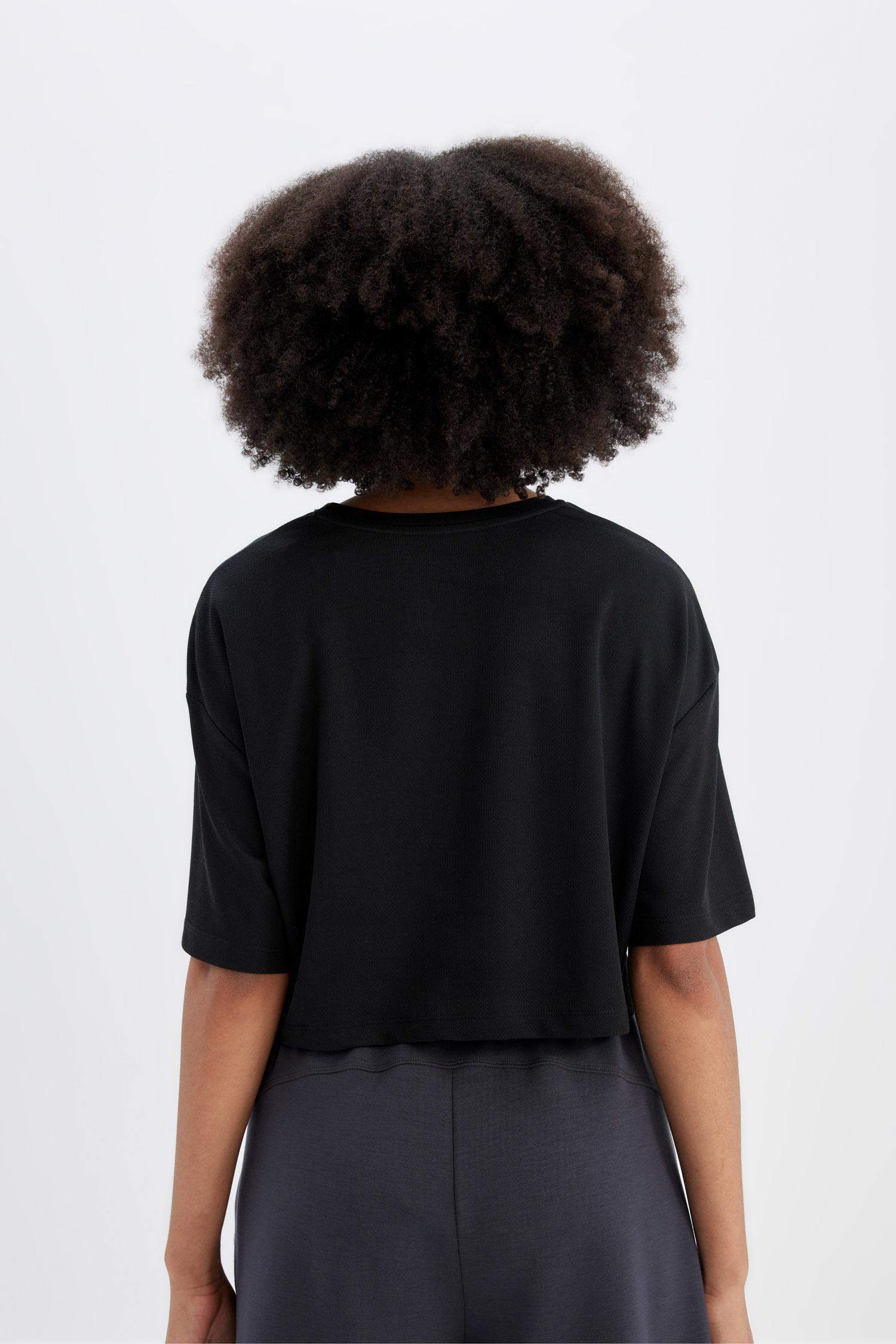 تيشيرت رياضي اوفر سايز نص ردن بطبعة شعار من DeFactoFit