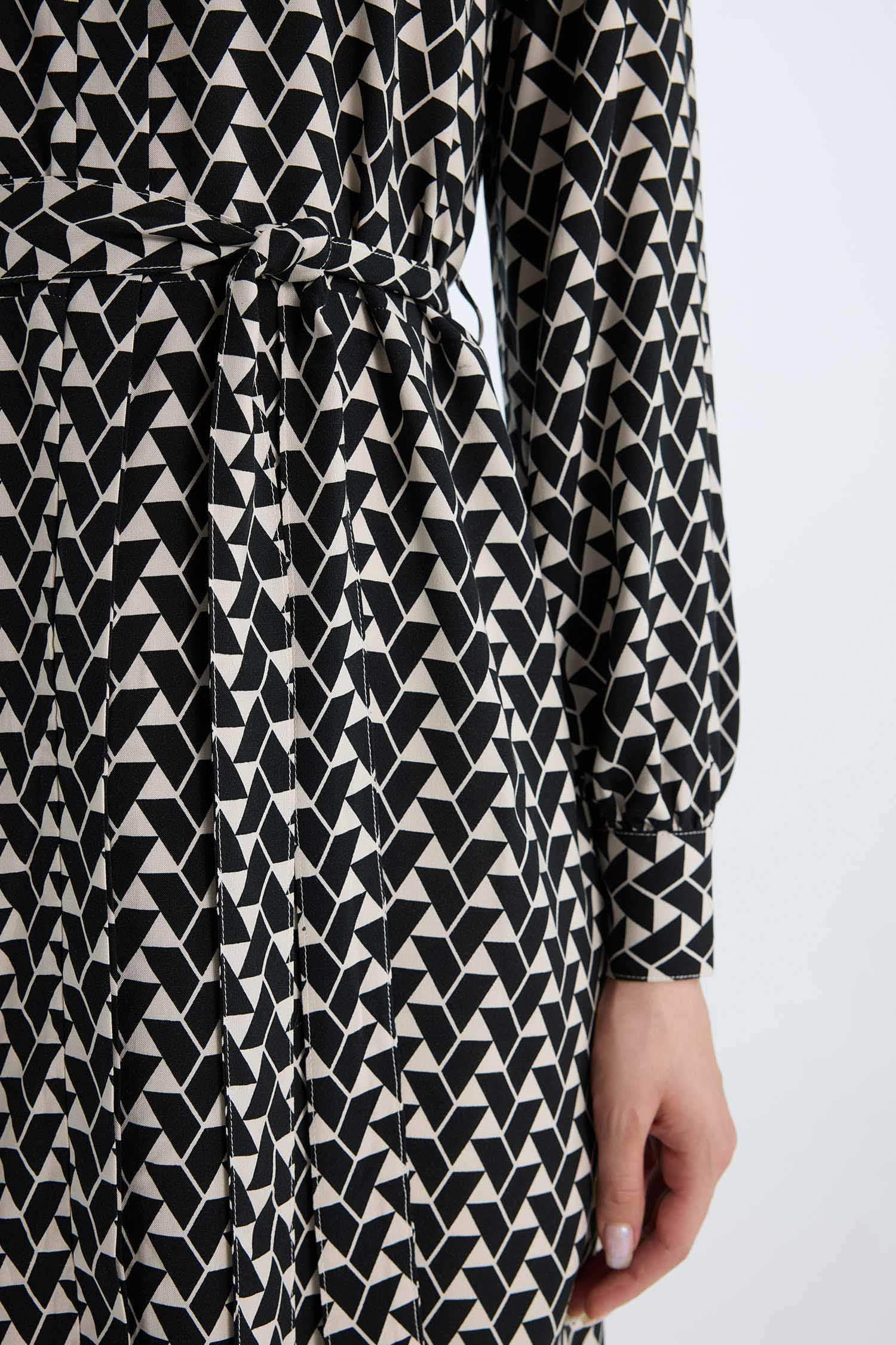 قميص ردن طويل مطبوع بحزام وقصة عادية