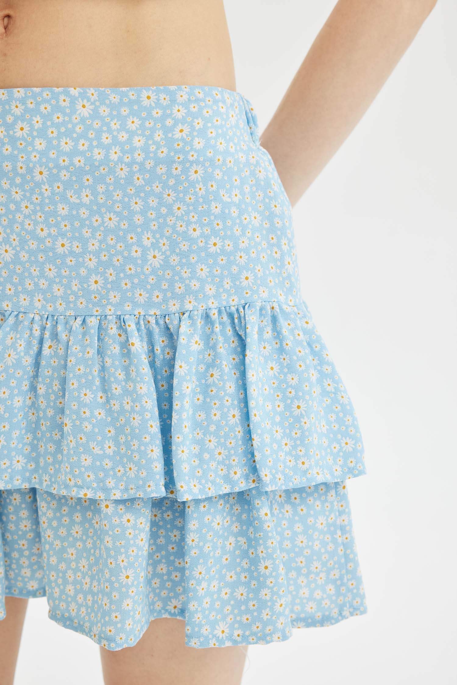 تنورة قصيرة مطبوعة بخصر عالي