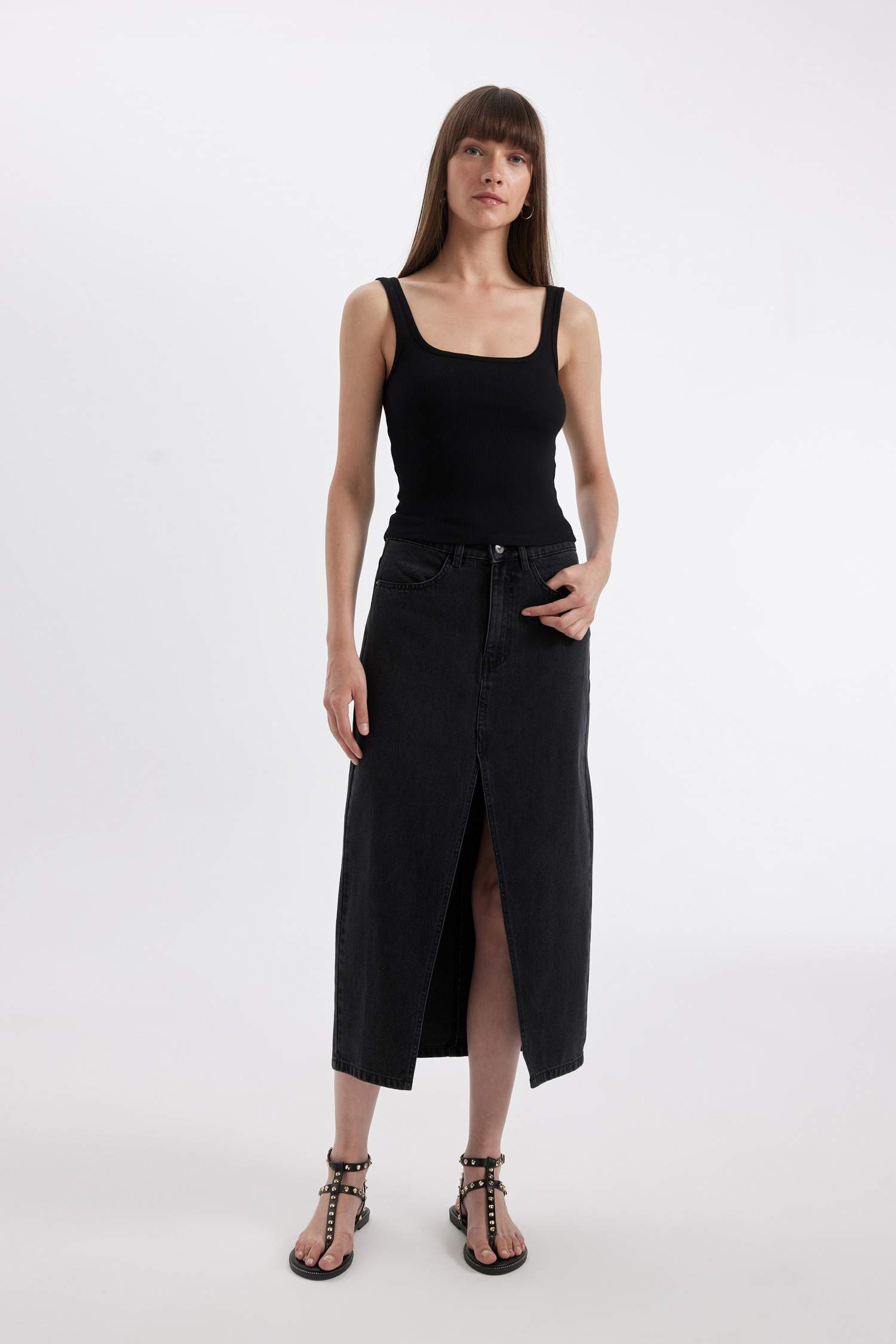 Үлкен бөкселері бар ұзын әйелдер