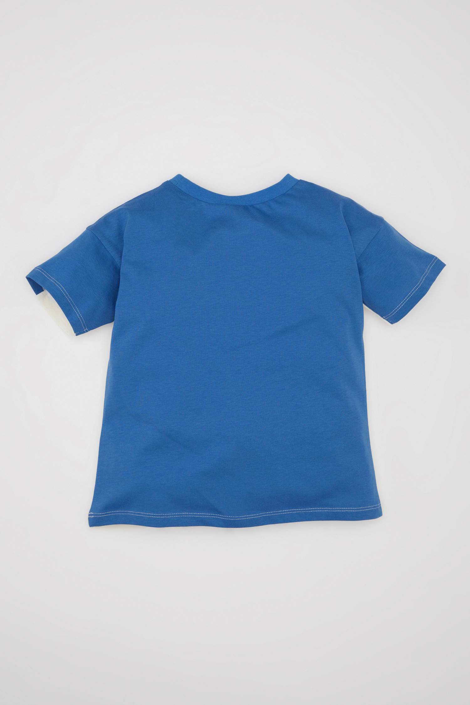 تيشيرت ولادي بطبعة شعار قصة عادية