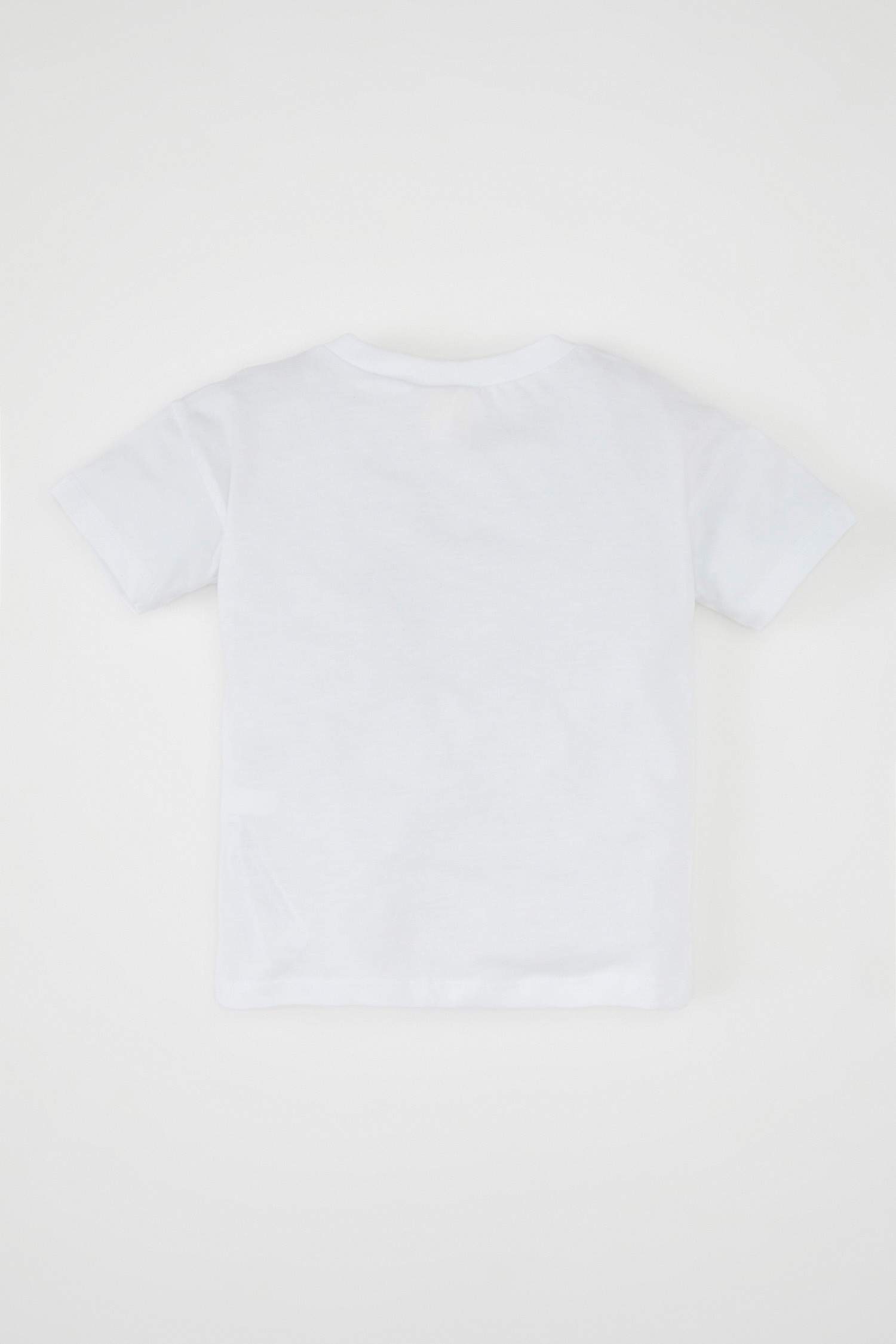 تي شيرت ولادي بطبعة شعار قصة عادية