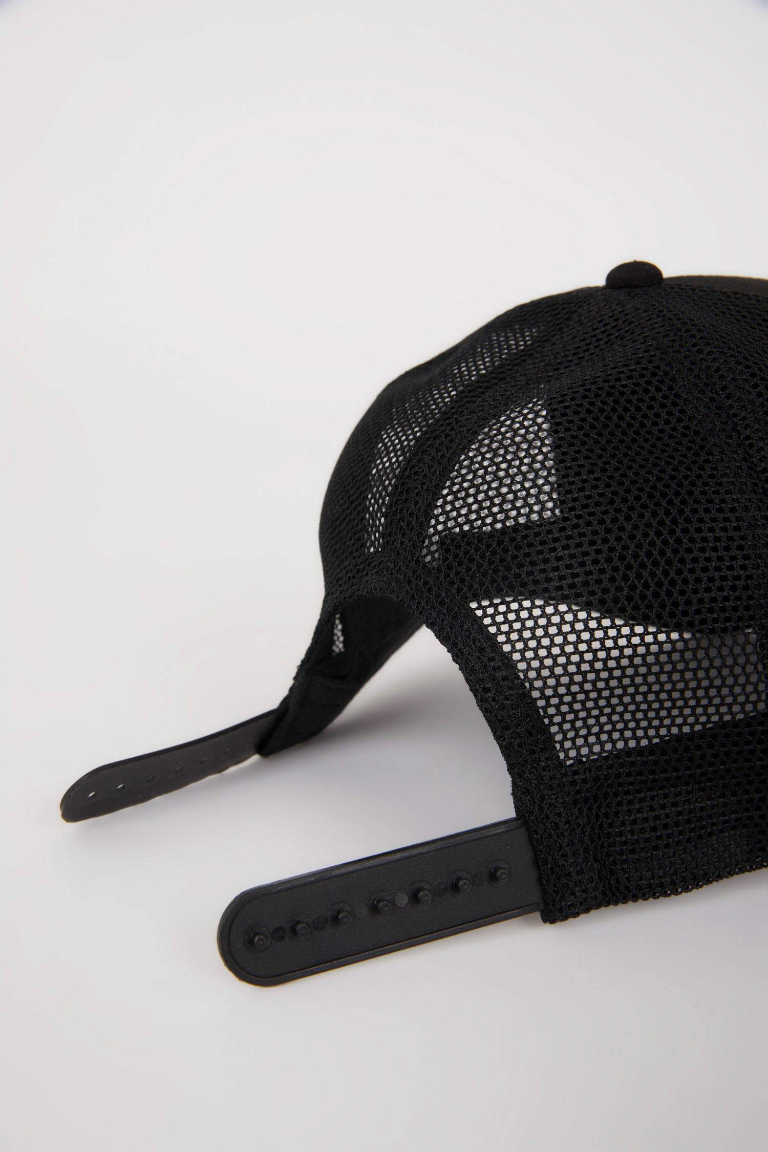 Бейсболка с вышивкой для мужчин