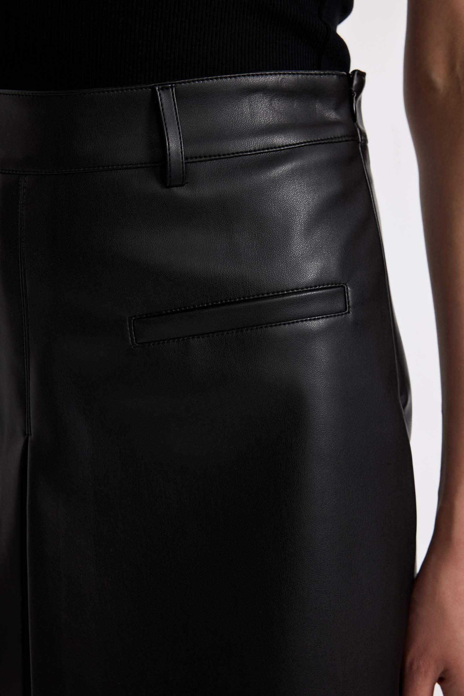 A Kesim Yüksek Bel Suni Deri Mini Etek