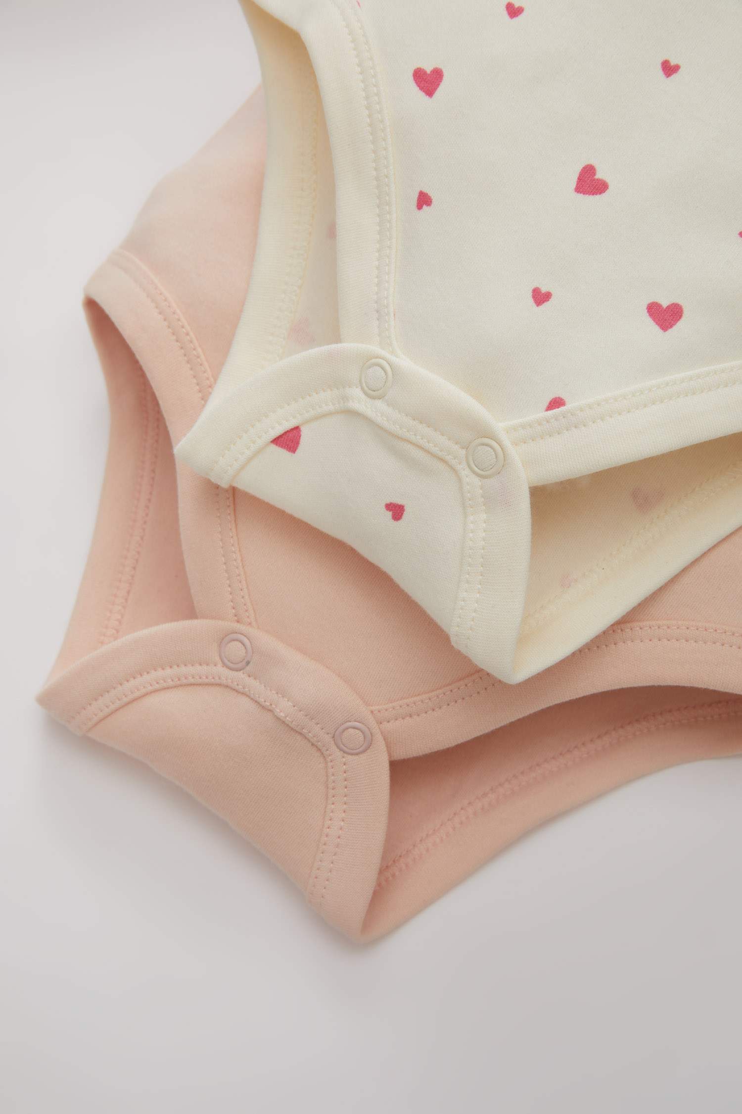 Kız Bebek Yenidoğan Ekru Zarf Yaka Kalp Desenli 2'li Uzun Kollu Çıtçıtlı Body